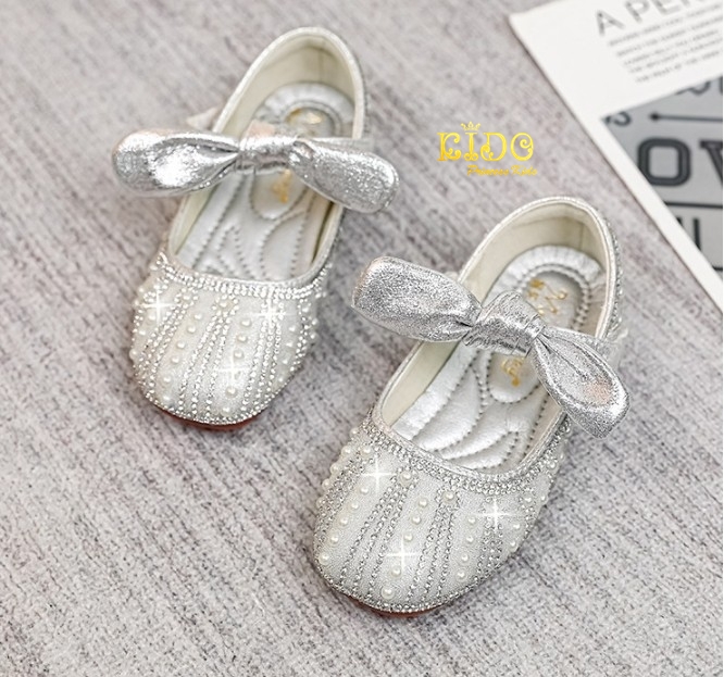 รองเท้าเด็ก(หน้าร้านอยู่รัชดา ลองได้)H157 สีเงิน แต่งด้วยโบว์ผูกผ้าเรียบ ตรงสายรัดรองเท้า สวยน่ารักมาก