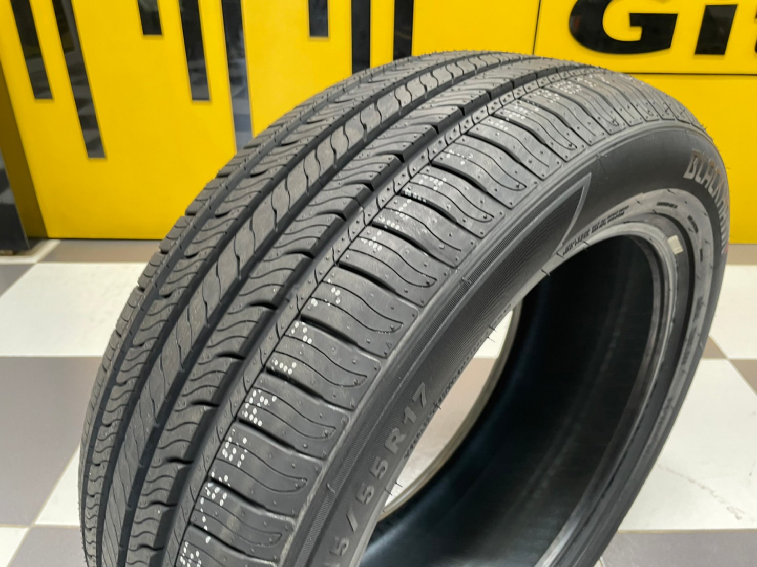 215/55R17 ยางใหม่BLACKHAWK HH11 ยางใหม่ปี2022