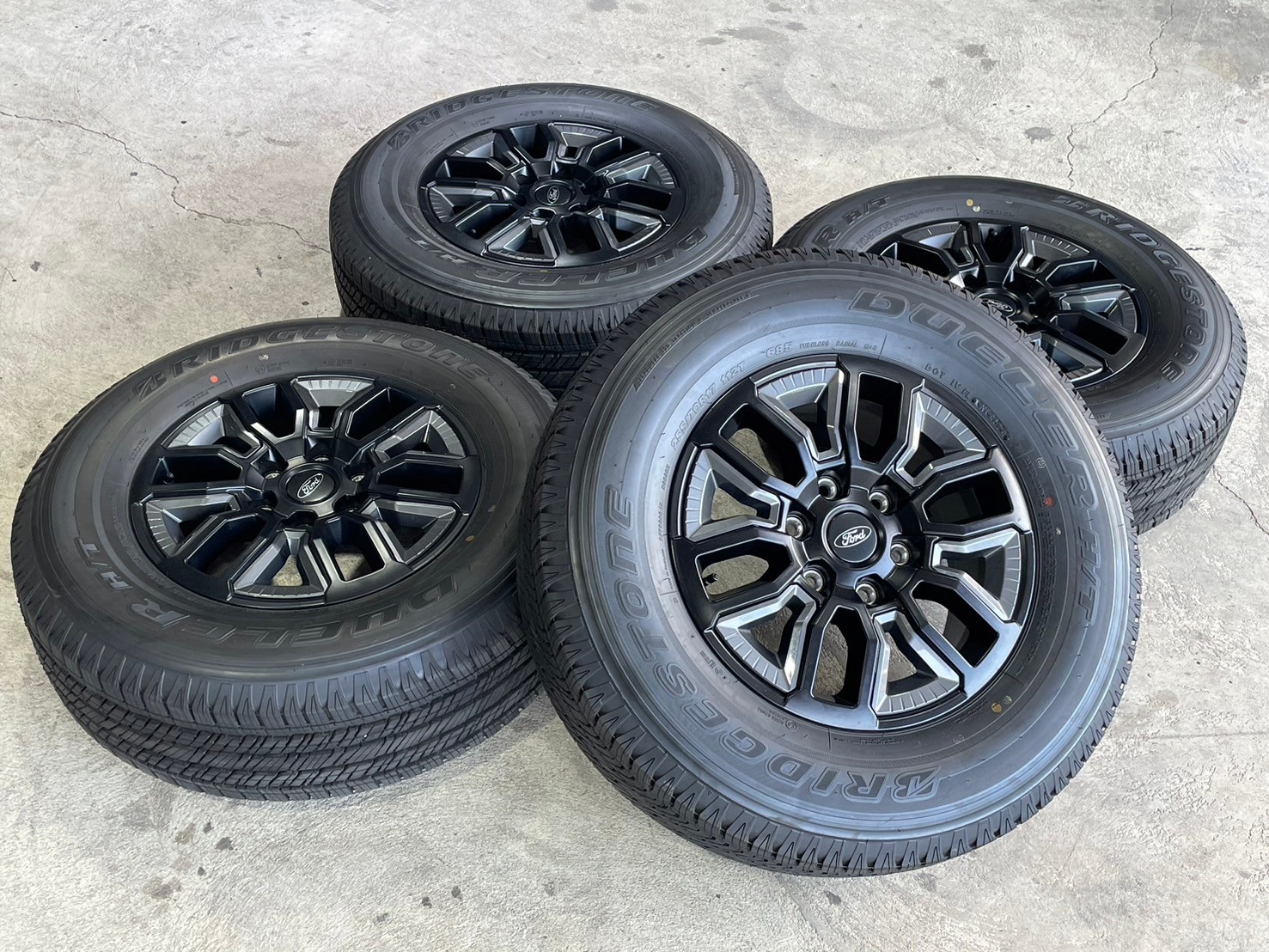 ล้อแม็กป้ายแดง FORD RANGER XLS ขอบ17 พร้อมยาง BRIDGESTONE 255/70R17 ยางปลายปี24 ล้อถอดจากศูนย์ยังไม่ลงพื้น ราคาพิเศษเพียงชุดละ18900บาท
