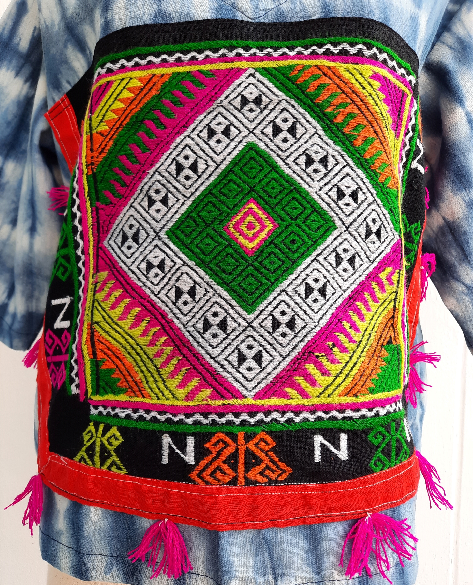 เสื้อผ้ามัดย้อม แต่งผ้าปักมือเผ่าไทดำ