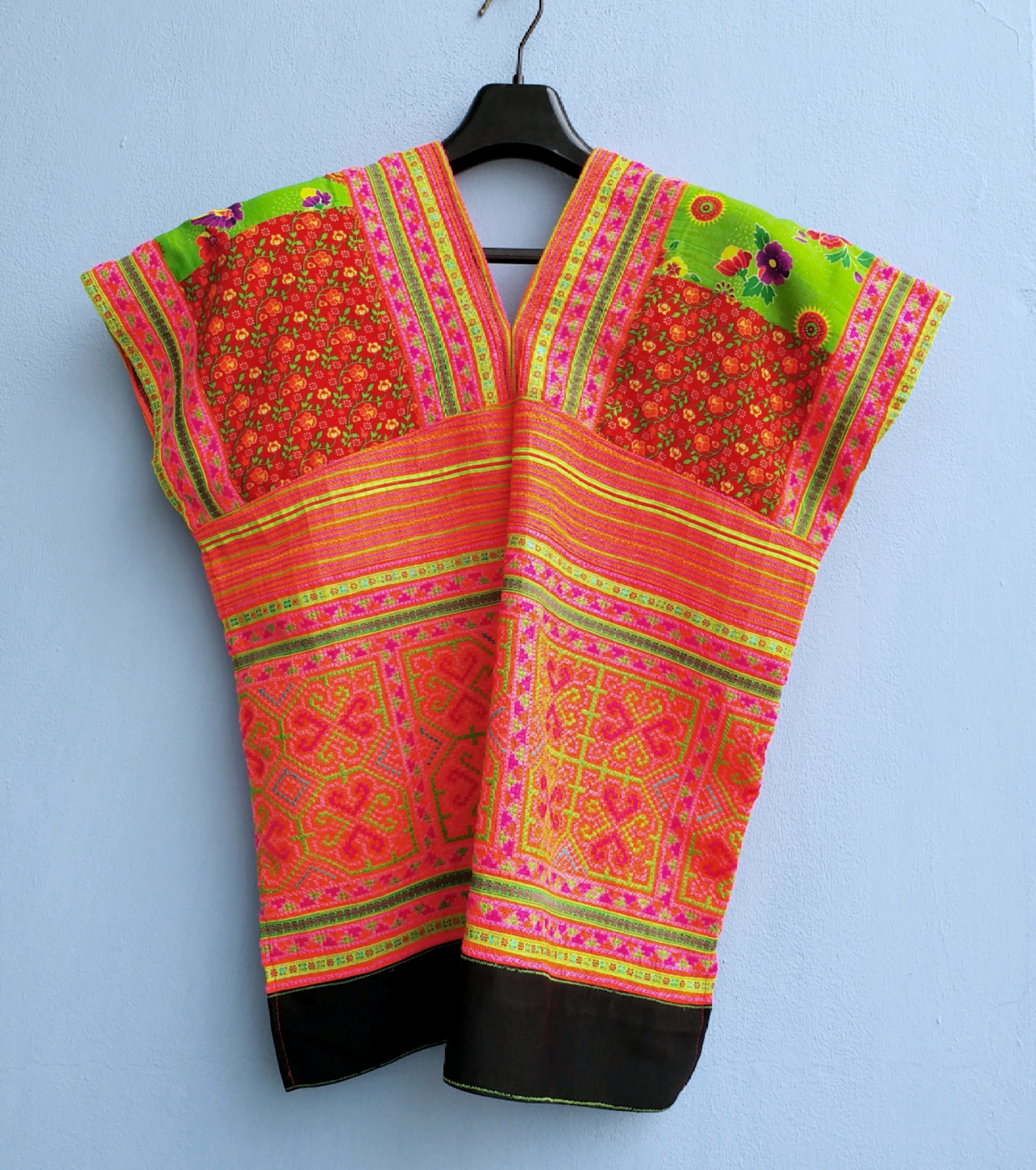 เสื้อผ้าม้ง สีชมพูอมส้ม
