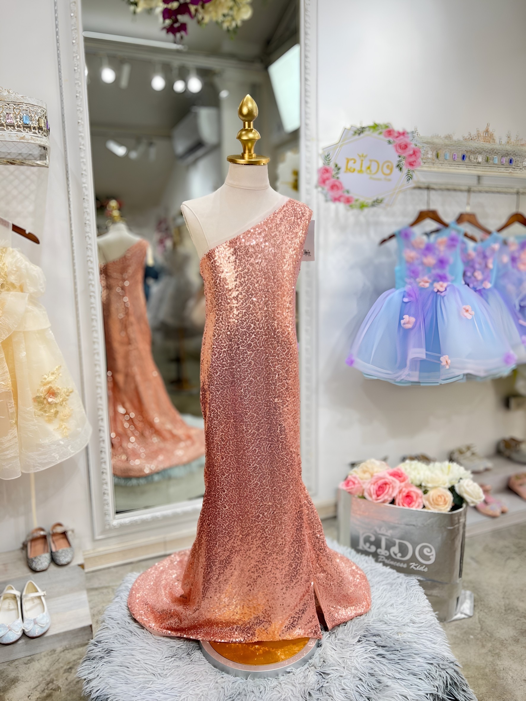 sชุดราตรีเด็ก(หน้าร้านอยู่รัชดา ลองได้ถ่ายรูปจากชุดจริง)W18607 สีโอรส สีเงิน สีแดงเข้ม สีทอง สีทองสว่าง สีดำ ชุดหางปลากระโปรงหน้ายาวหลังยาว ไหล่เฉียง