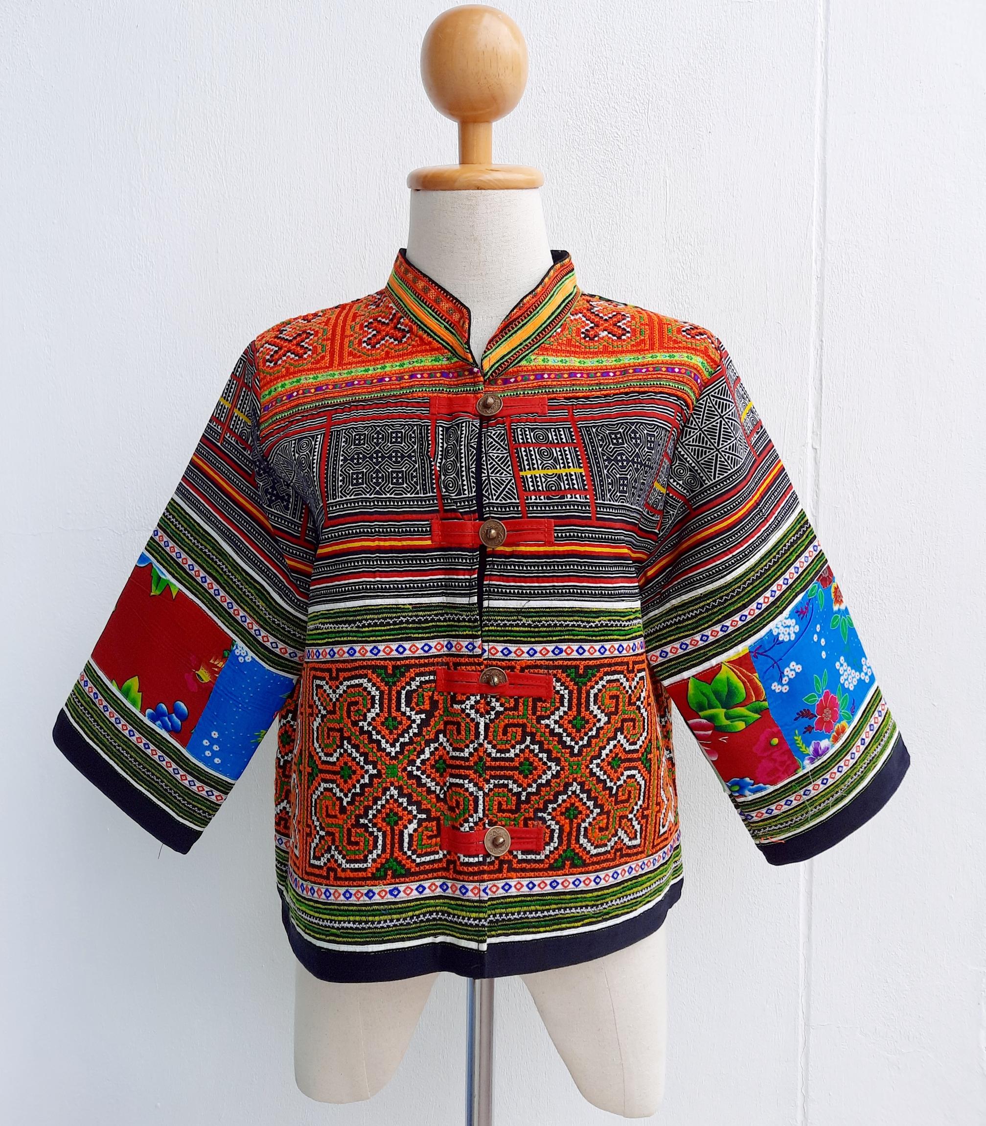 เสื้อคลุมผ้าม้ง ลายโบราณ สีสวยสด