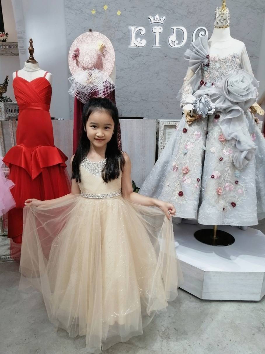 ssชุดราตรีเด็ก(หน้าร้านอยู่รัชดา ลองได้ถ่ายรูปจากชุดจริง)A214สีทอง สีขาว สีชมพู สีแดง สีน้ำเงิน สีฟ้าอกแต่งจีบไหว้เอวปัดเกล็ด กระโปรงยาวสุดหรูหราไฮโซมากๆเลย เดรสออกงานเด็ก