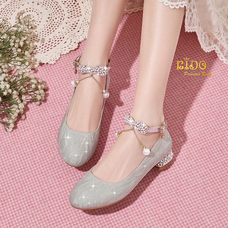 รองเท้าเด็ก(หน้าร้านอยู่รัชดา ลองได้)H054สีเงิน ลายวิ้งๆ คาดมุกหัวใจห้อยมุกตรงสายรัดรองเท้า หรูหรามาก