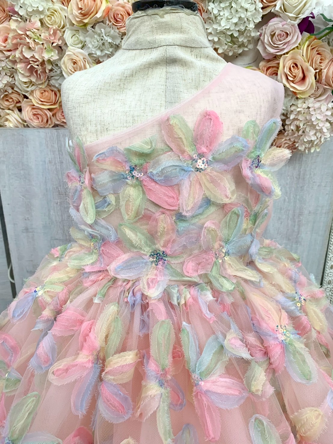 ชุดราตรีเด็ก(หน้าร้านอยู่รัชดา ลองได้ถ่ายรูปเองจากชุดจริง)W19129 สีชมพู กระโปรงสั้น แขนสั้น ดอกไม้น่ารักๆติดรอบชุด