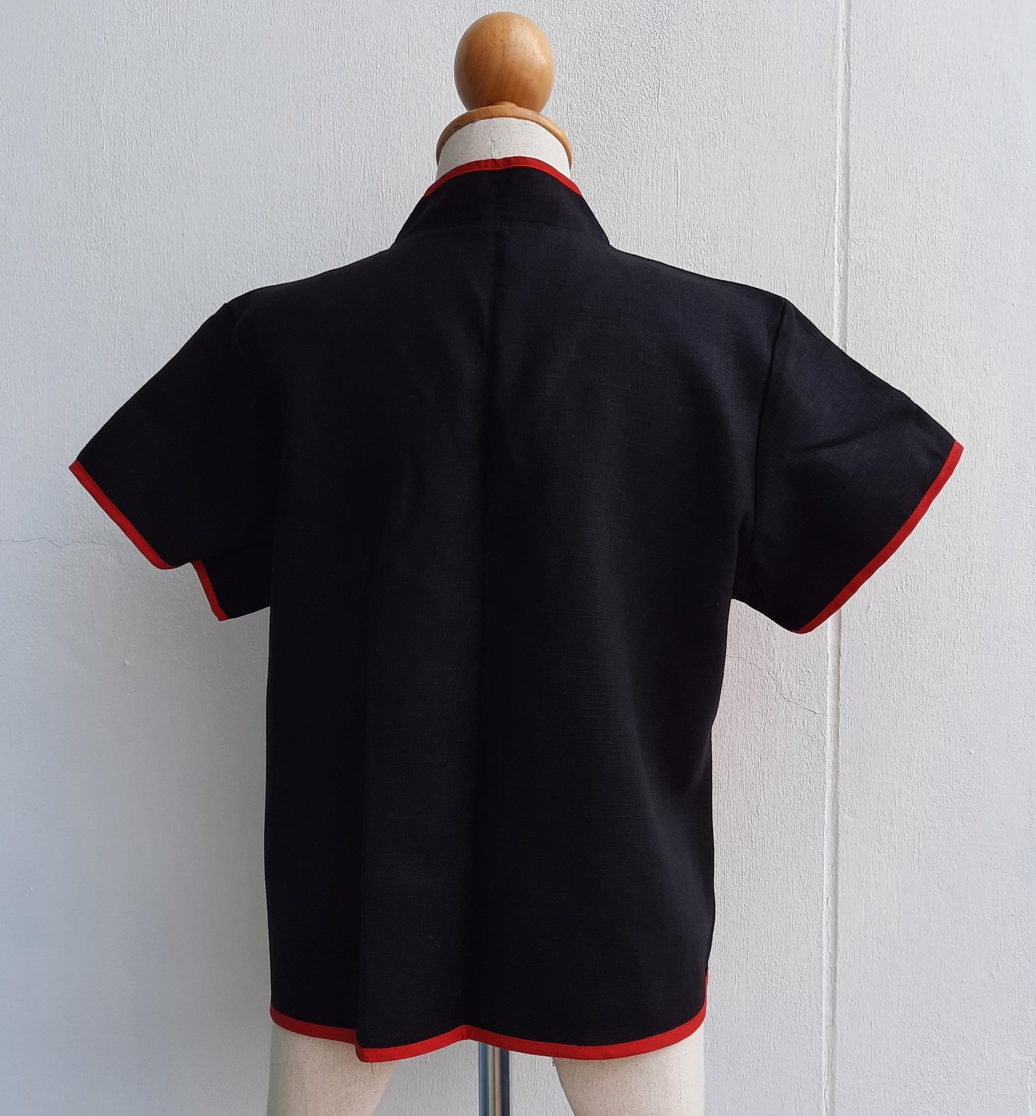 เสื้อใยกัญชงสีดำ แต่งผ้าปักลายดอก