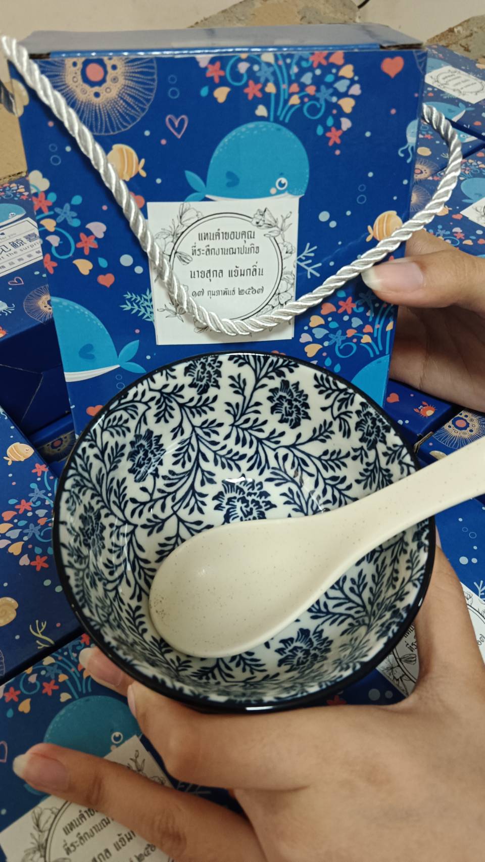 ชุดถ้วยเซรามิค พร้อมช้อน มีกล่องหูหิ้ว