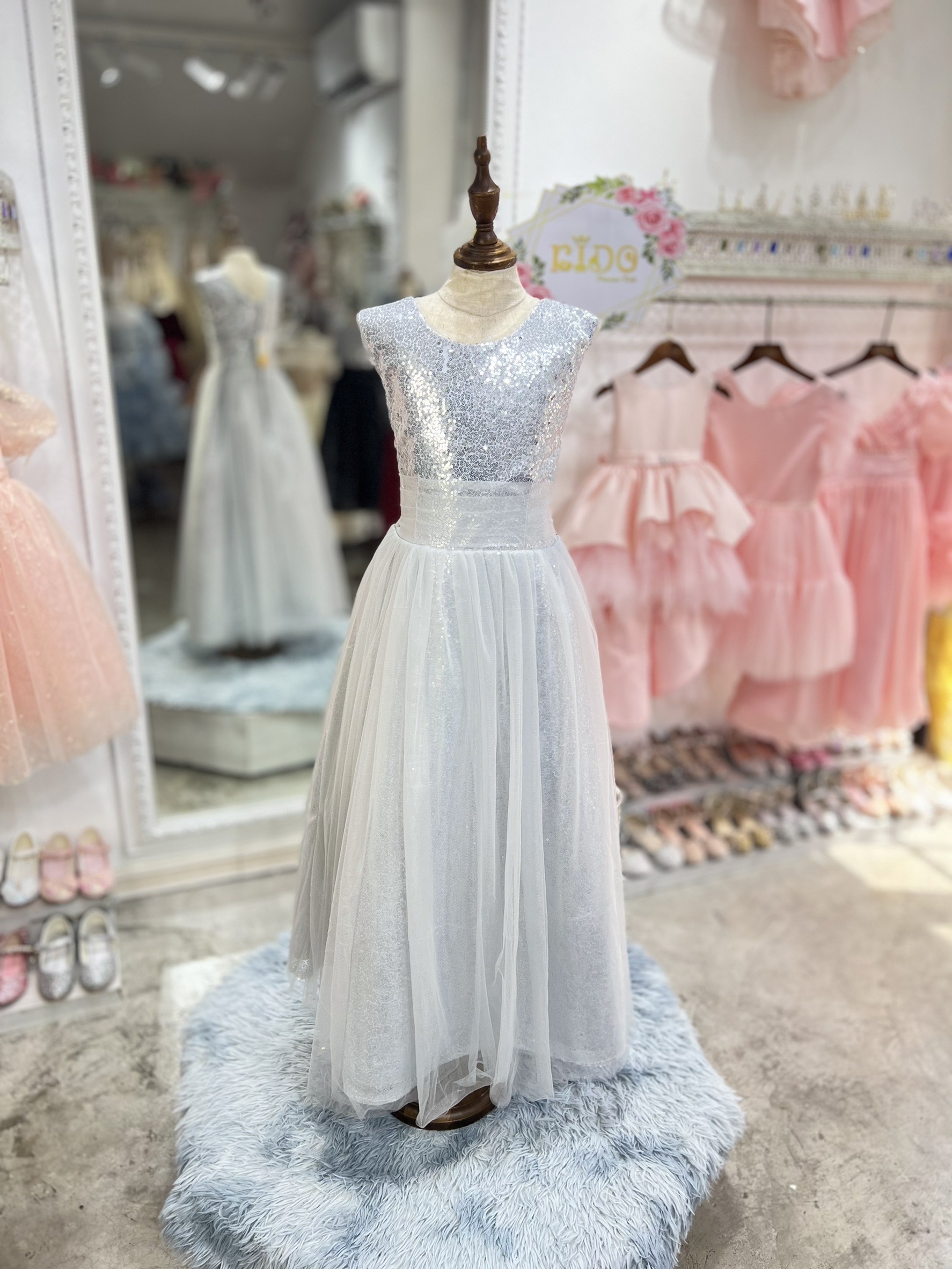 sชุดราตรีเด็ก(หน้าร้านอยู่รัชดา ลองได้ถ่ายรูปจากชุดจริง)W18472สีเทา สีดำ สีแดง กระโปรงยาว เรียบหรู