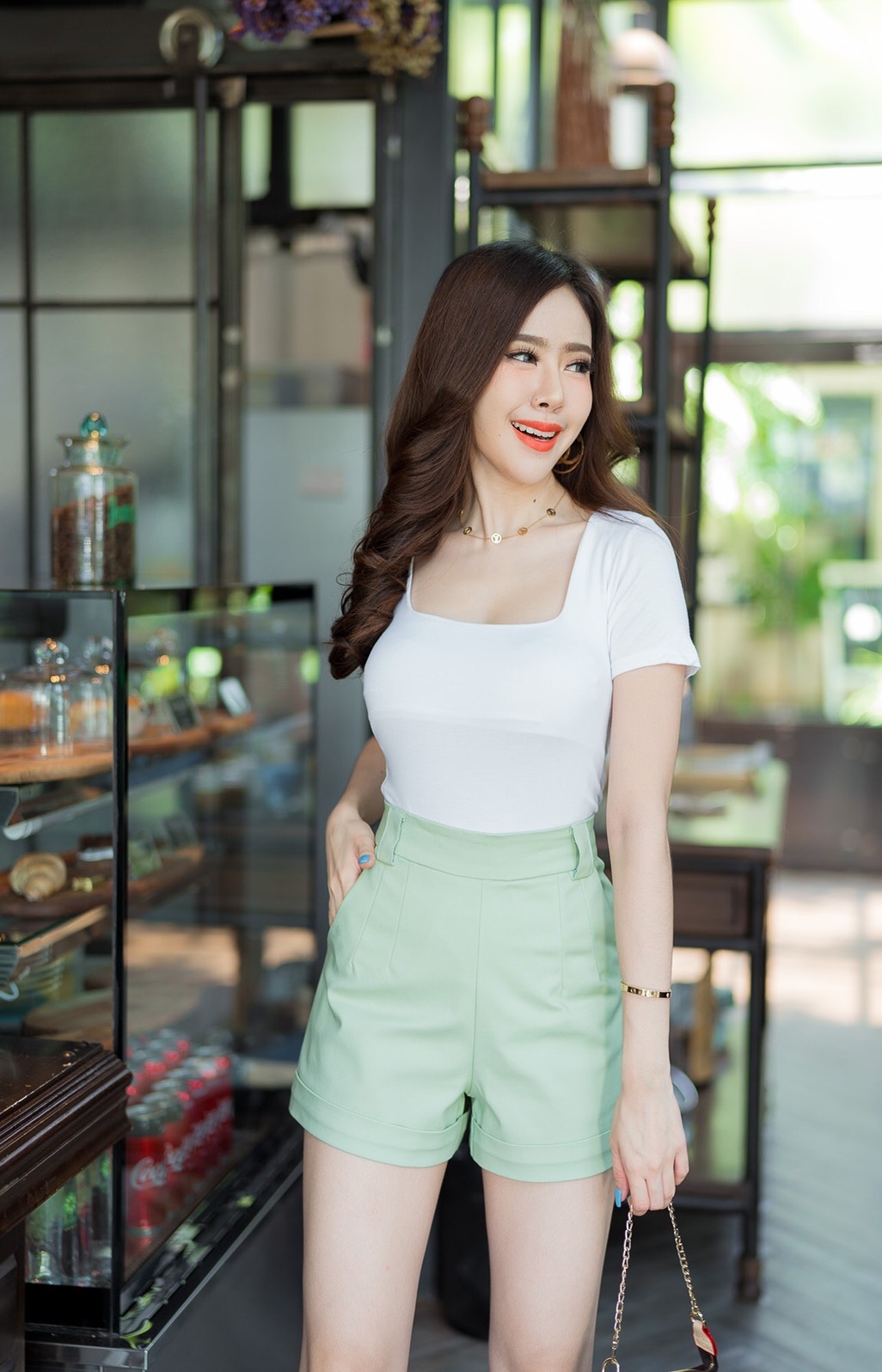 กางเกงขาสั้นเอวสูง ขอบเอว 3 นิ้ว แต่งหูเข็มขัด ซิปหลัง ปลายขาเบิ้ล สวยมาก เก็บพุงอย่างเนียน สาว ๆ ใส่แล้วทรงสวย น่ารัก พลางหุ่น