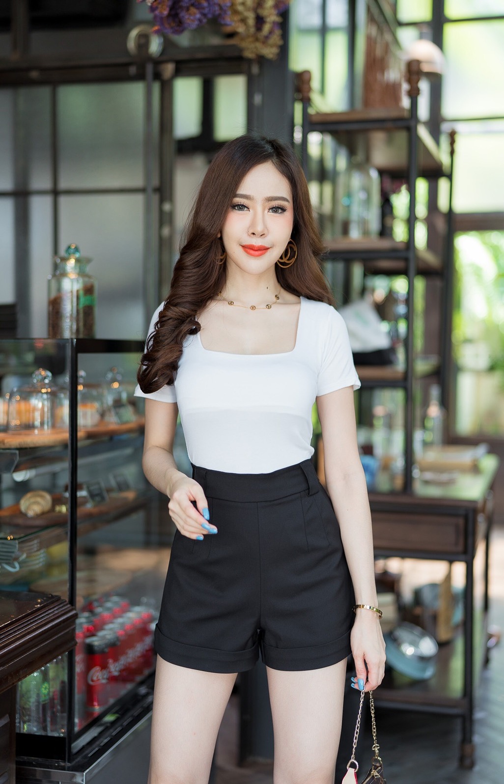 กางเกงขาสั้นเอวสูง ขอบเอว 3 นิ้ว แต่งหูเข็มขัด ซิปหลัง ปลายขาเบิ้ล สวยมาก เก็บพุงอย่างเนียน สาว ๆ ใส่แล้วทรงสวย น่ารัก พลางหุ่น