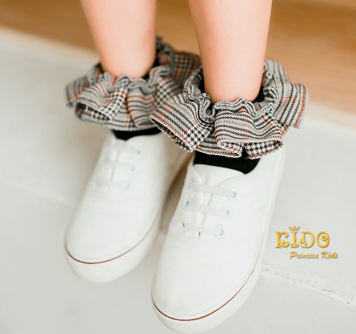 ถุงเท้าเด็ก(มีหน้าร้านอยู่รัชดา)S012สีดำ ข้อเท้ามีระบายลายสก็อตสีแดง น่ารัก