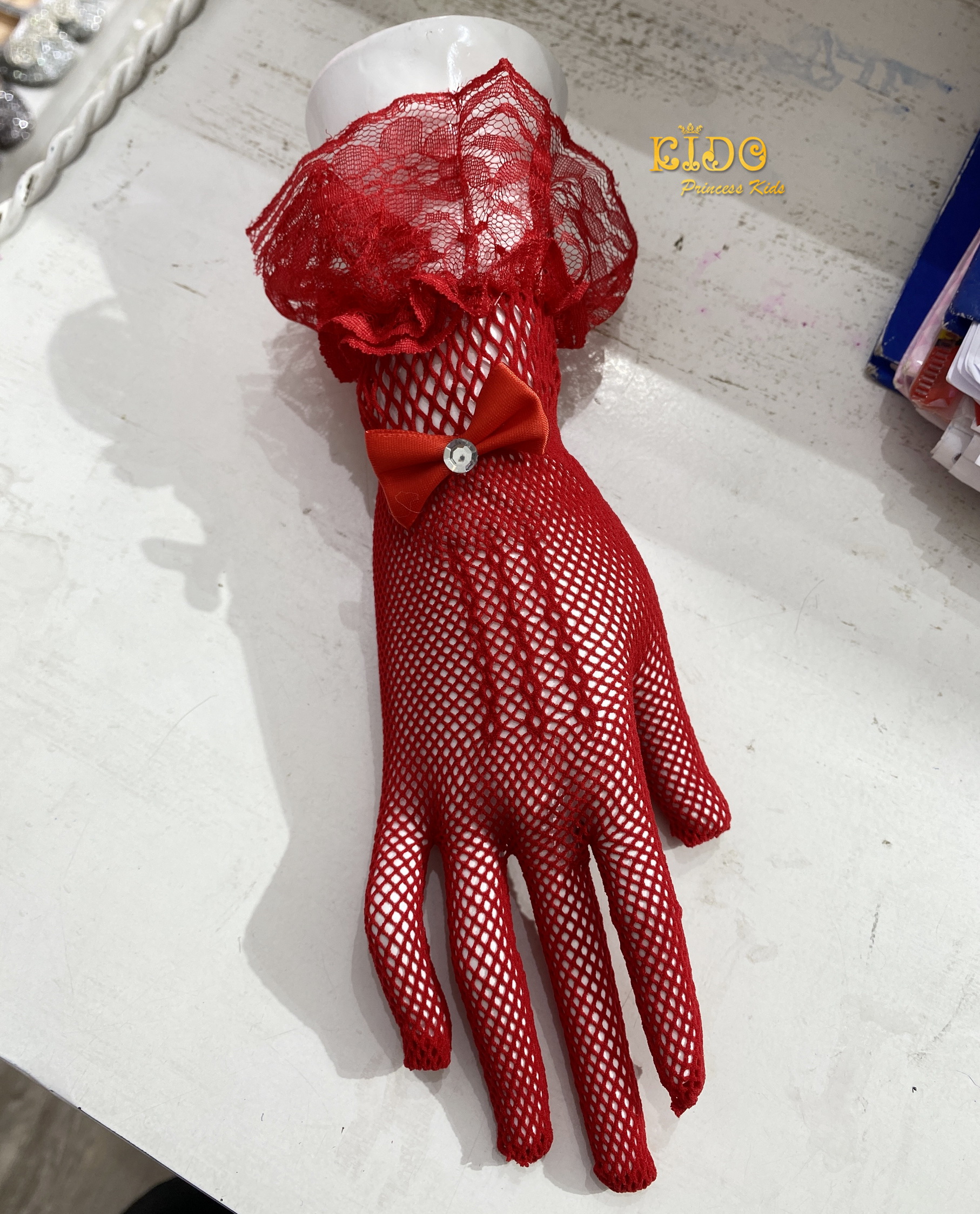 ถุงมือเด็ก(มีหน้าร้านอยู่รัชดา)GS4 สีแดงแบบตาข่ายสั้นมีระบายลูกไม้ที่ข้อมือ