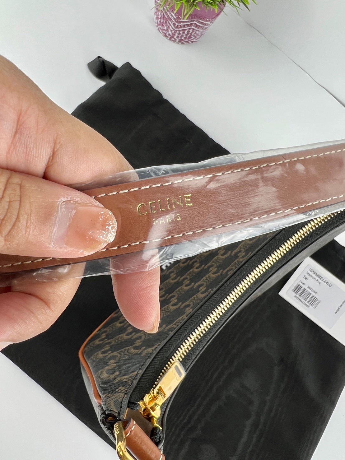 กระเป๋าสะพายไหล่แบรนด์Celine Ava Medium tan มือสอง