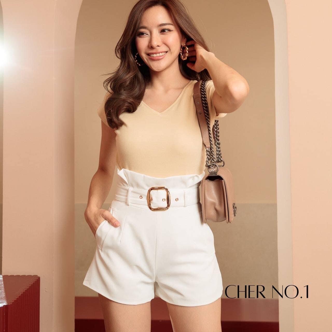 กางเกงขาสั้นเอวสูงปรี๊ด มาพร้อมเข็มขัดทองสวยแพง ปังๆ