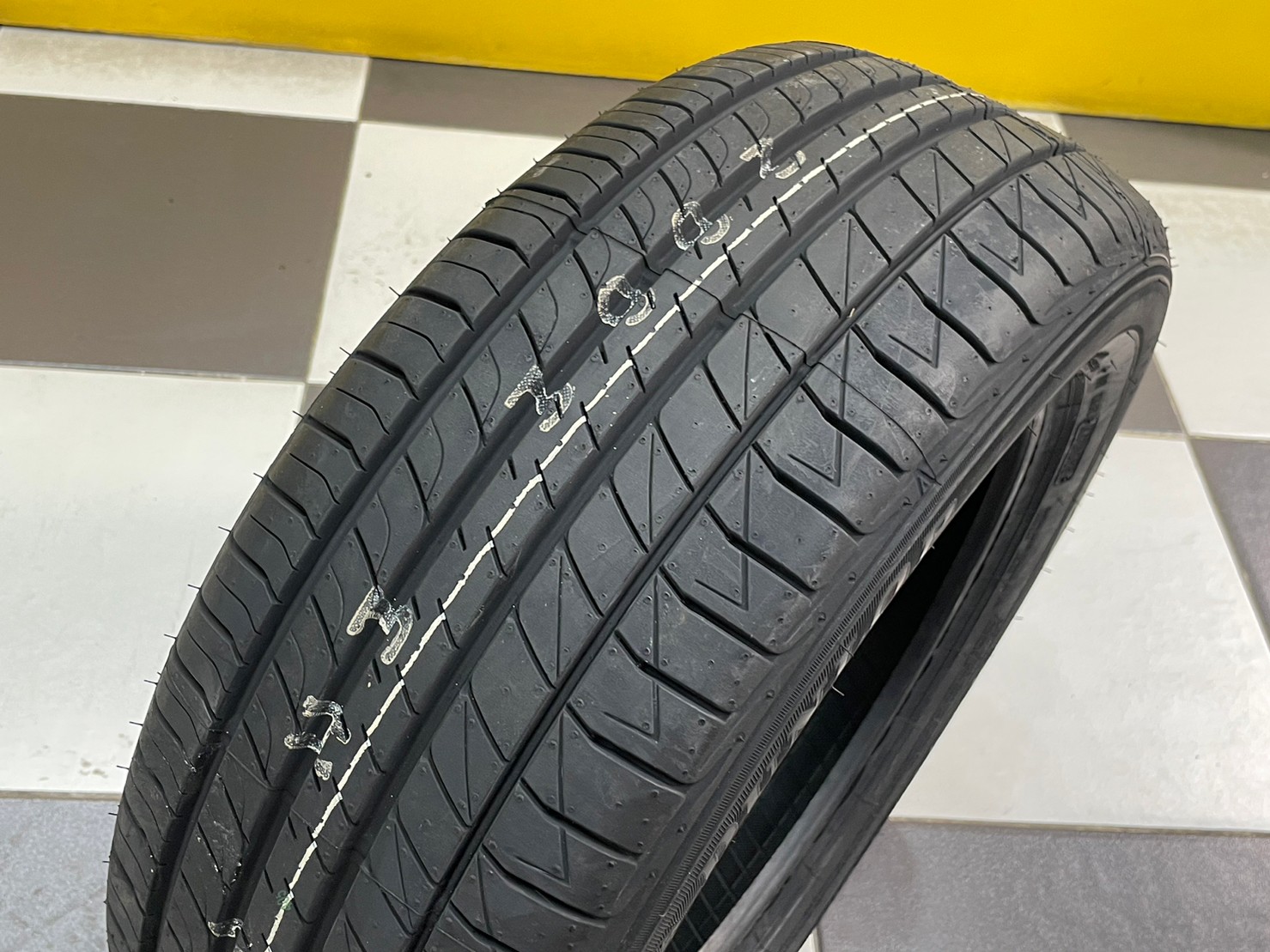 ยางใหม่ DUNLOP LM705 195/55R15 ยางดันลอป ยางไทย ปี2023 (4เส้น)