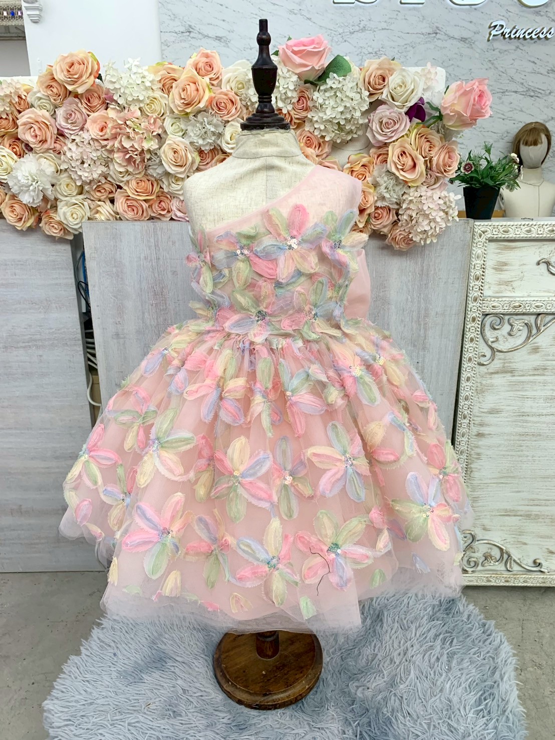 ชุดราตรีเด็ก(หน้าร้านอยู่รัชดา ลองได้ถ่ายรูปเองจากชุดจริง)W19129 สีชมพู กระโปรงสั้น แขนสั้น ดอกไม้น่ารักๆติดรอบชุด