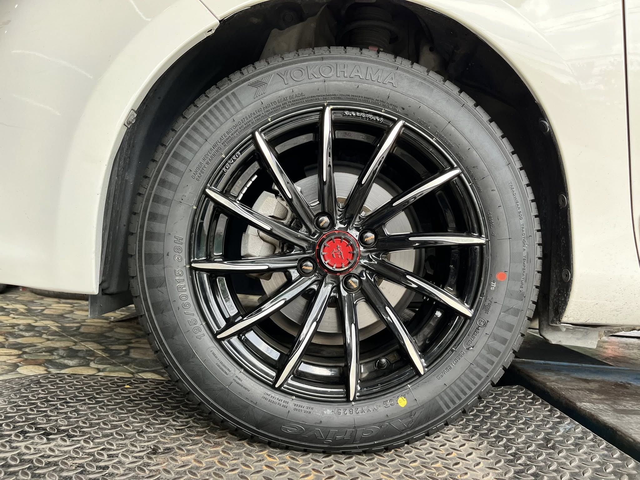 แต่งครบชุด ล้อพร้อมยาง TOYOTA_YARIS🚘🛞🐘#YOKOHAMA_A.driveA_195/60R15 🛞 #LENSO_SAMURAI IZUMA 15X7 ET35 4X100