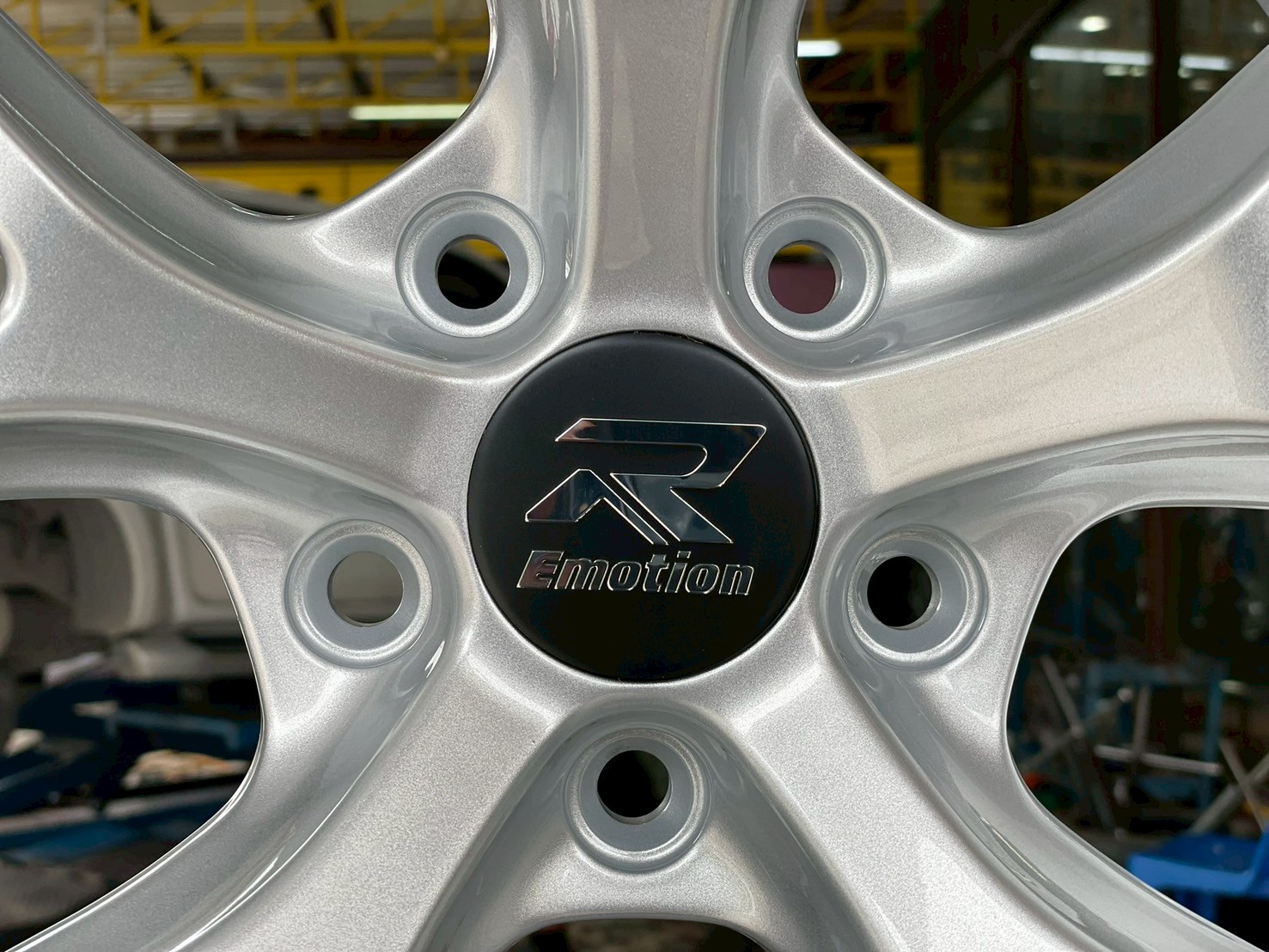 ล้อแม็กซ์ใหม่ Emotion R รุ่น FRE ขอบ 18x8 ET35 PCD 5x114.3 สีซิลเวอร์