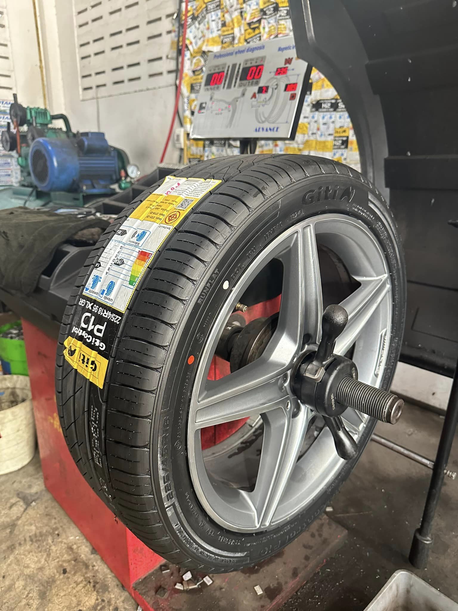 🚘 #Mercedes_Benz_C300 🛞#GITI #Runflat #ยางจีที #รันแฟลต GITI Control P10 225/45RF18 GITI Control P10 245/40RF18