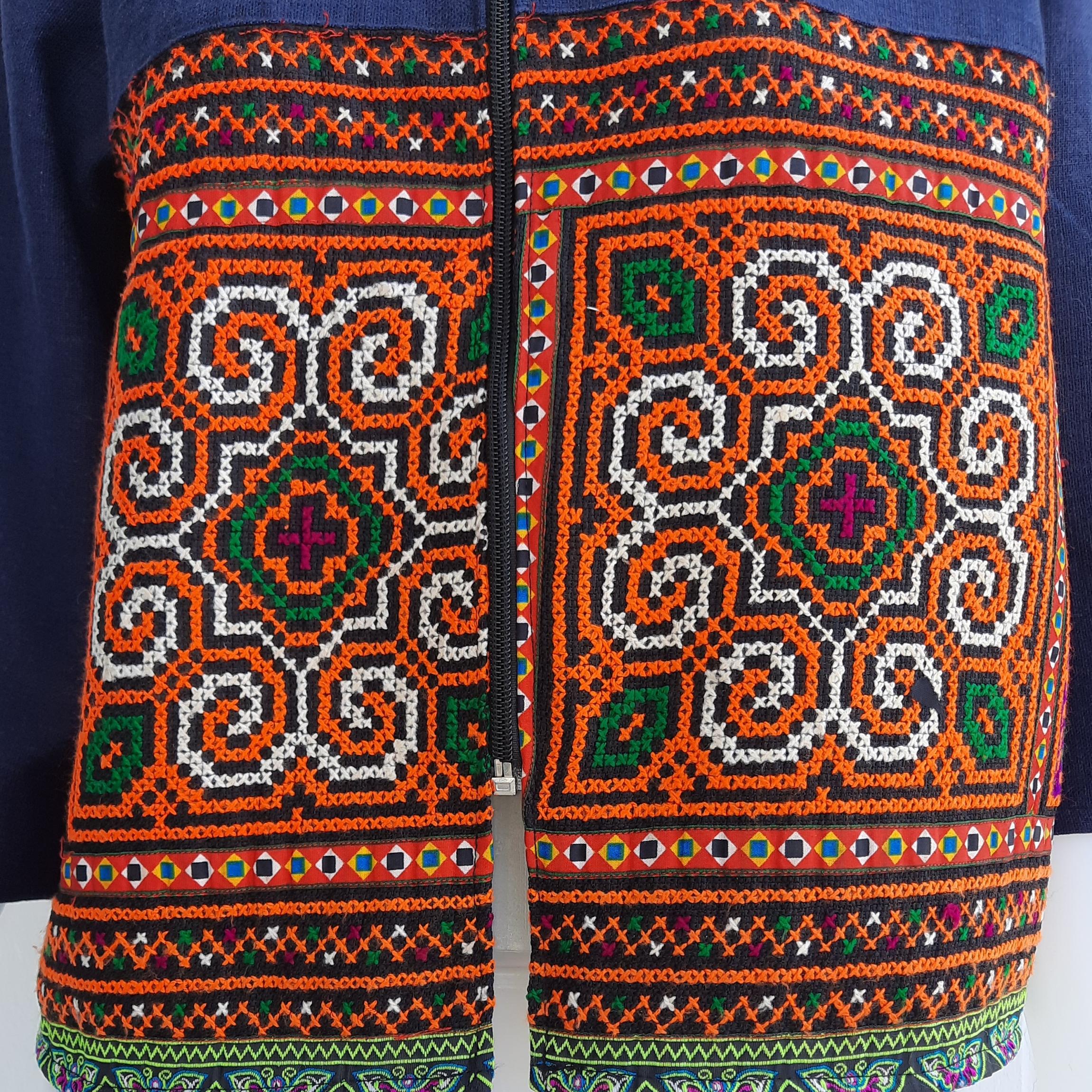 เสื้อฮู้ดผ้าใยกัญชงสีกรม แต่งผ้าปักมือชาวเขา