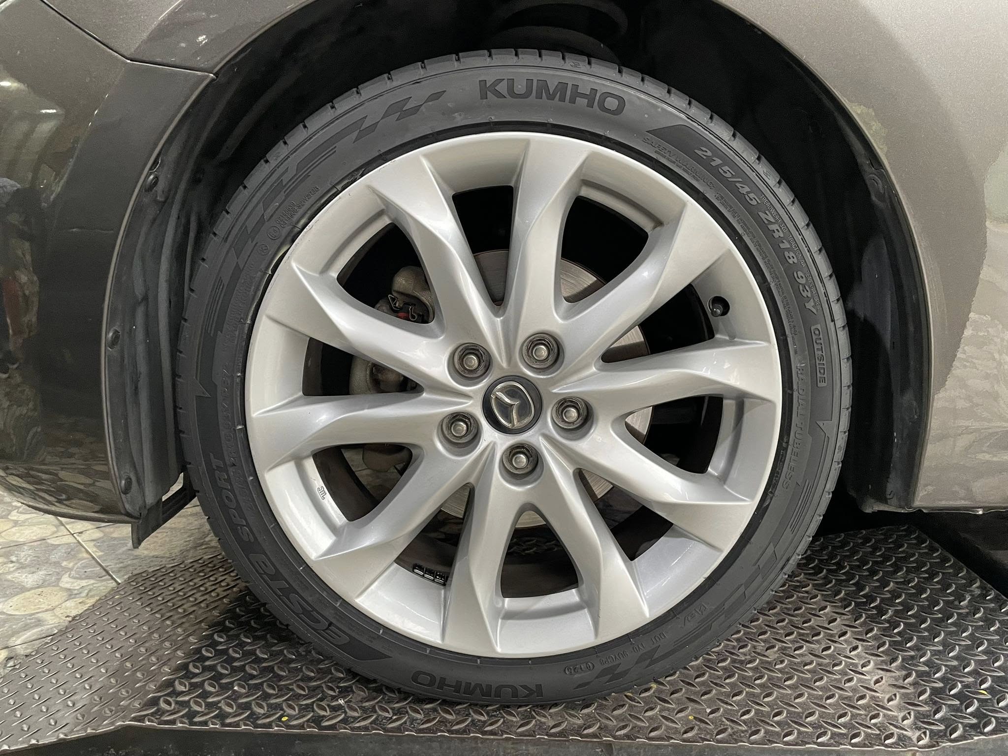 🛞 #MAZDA_3 🚘เปลี่ยนยาง 🛞🐘#KUMHO_PS72_215/45R18 #บริการตั้งศูนย์ล้อ🛞