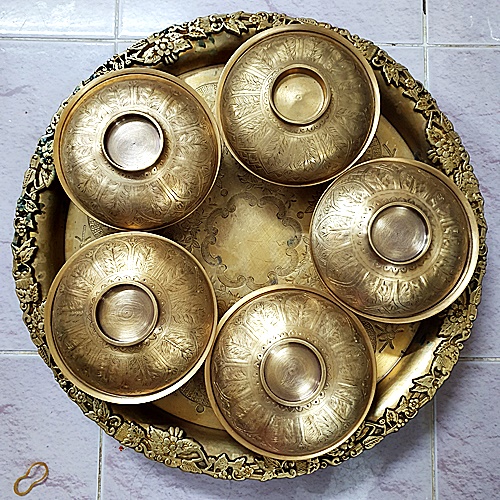 ชุดทองเหลืองชามฝาตอกลายรวงข้าวในกลีบบัวบนถาดลายองุ่นขนาด 16 นิ้ว