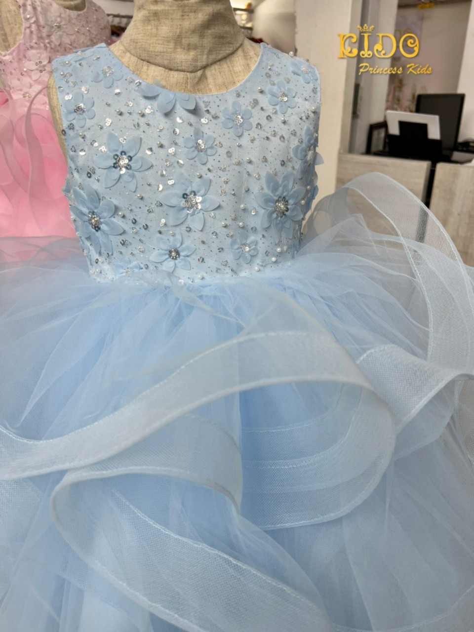 ชุดราตรีเด็ก(หน้าร้านอยู่รัชดา ลองได้ถ่ายรูปจากชุดจริง)A218สีชมพูเข้ม กระโปรงสั้นชั้นพอง อกปักดอกไม้สวยหวาน น่ารัก