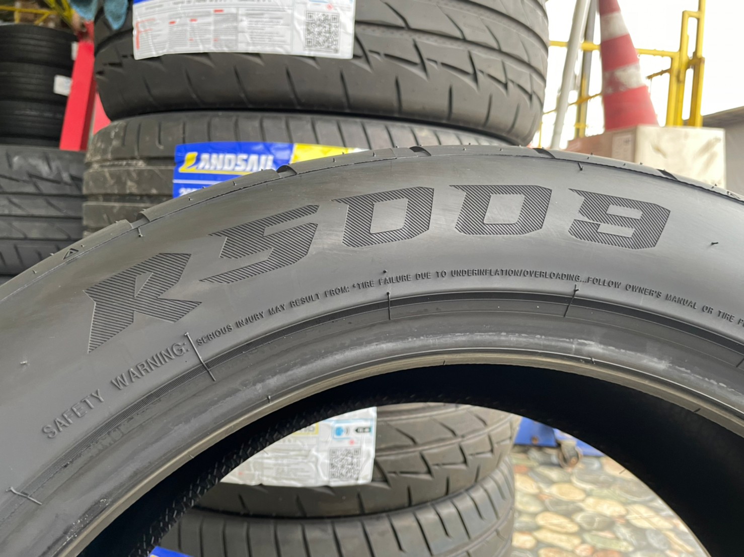 ยางสปอร์ตลายซิ่ง คุณภาพดี Lansail RS009 235/50R18