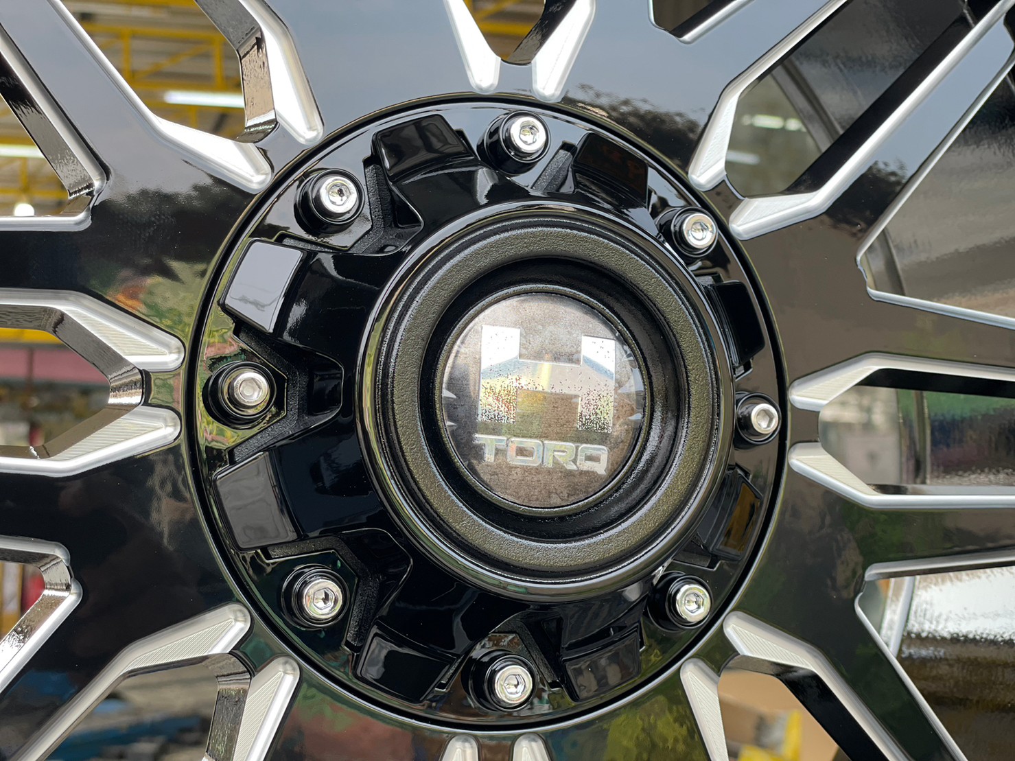 ล้อขอบ20 HAMMER H02 20x9.5 ET15 6x139.7 สีดำกลึงขอบมิลลิ่งสีเงิน ล้อคุณภาพดีTORQ APP BY Lenso