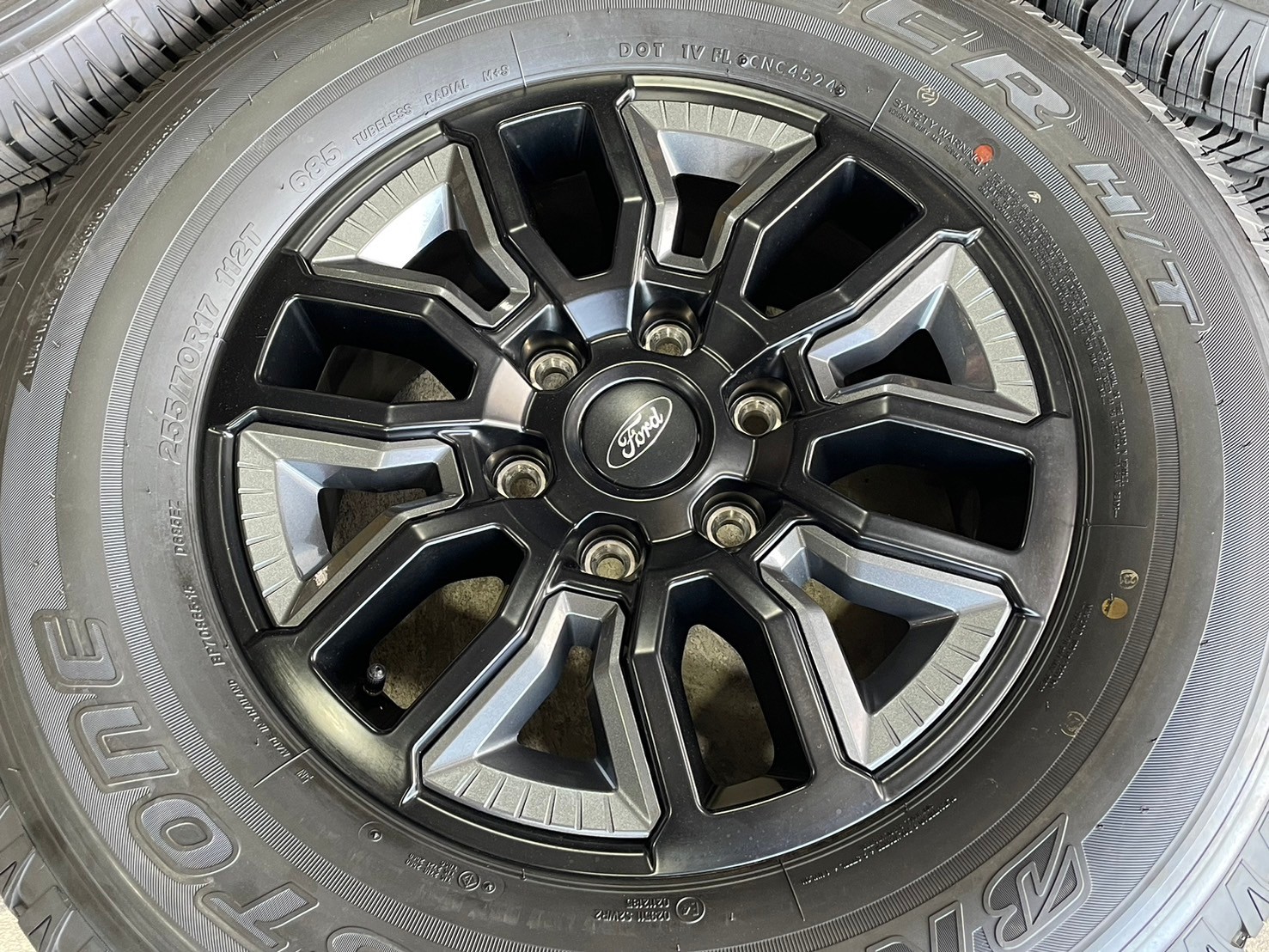 ล้อแม็กป้ายแดง FORD RANGER XLS ขอบ17 พร้อมยาง BRIDGESTONE 255/70R17 ยางปลายปี24 ล้อถอดจากศูนย์ยังไม่ลงพื้น ราคาพิเศษเพียงชุดละ18900บาท