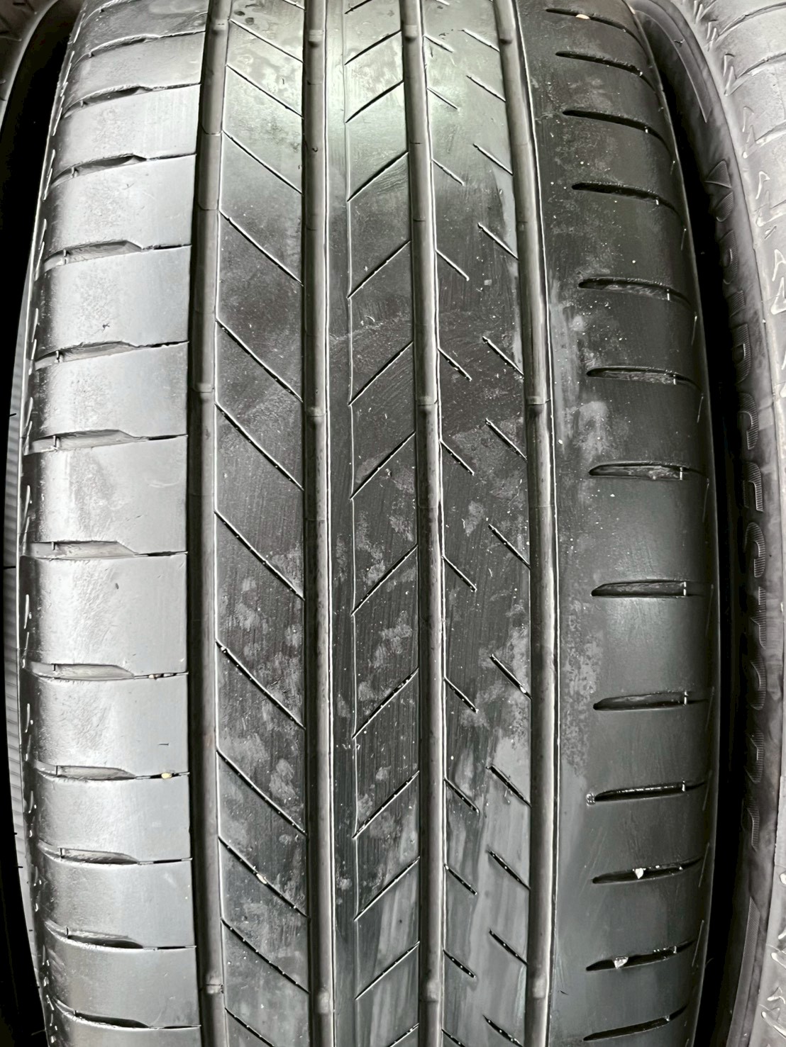 ยางมือสองBRIDGESTONE Alenza001 225/50R18 ยางปี23 สภาพสวยพร้อมใช้งาน