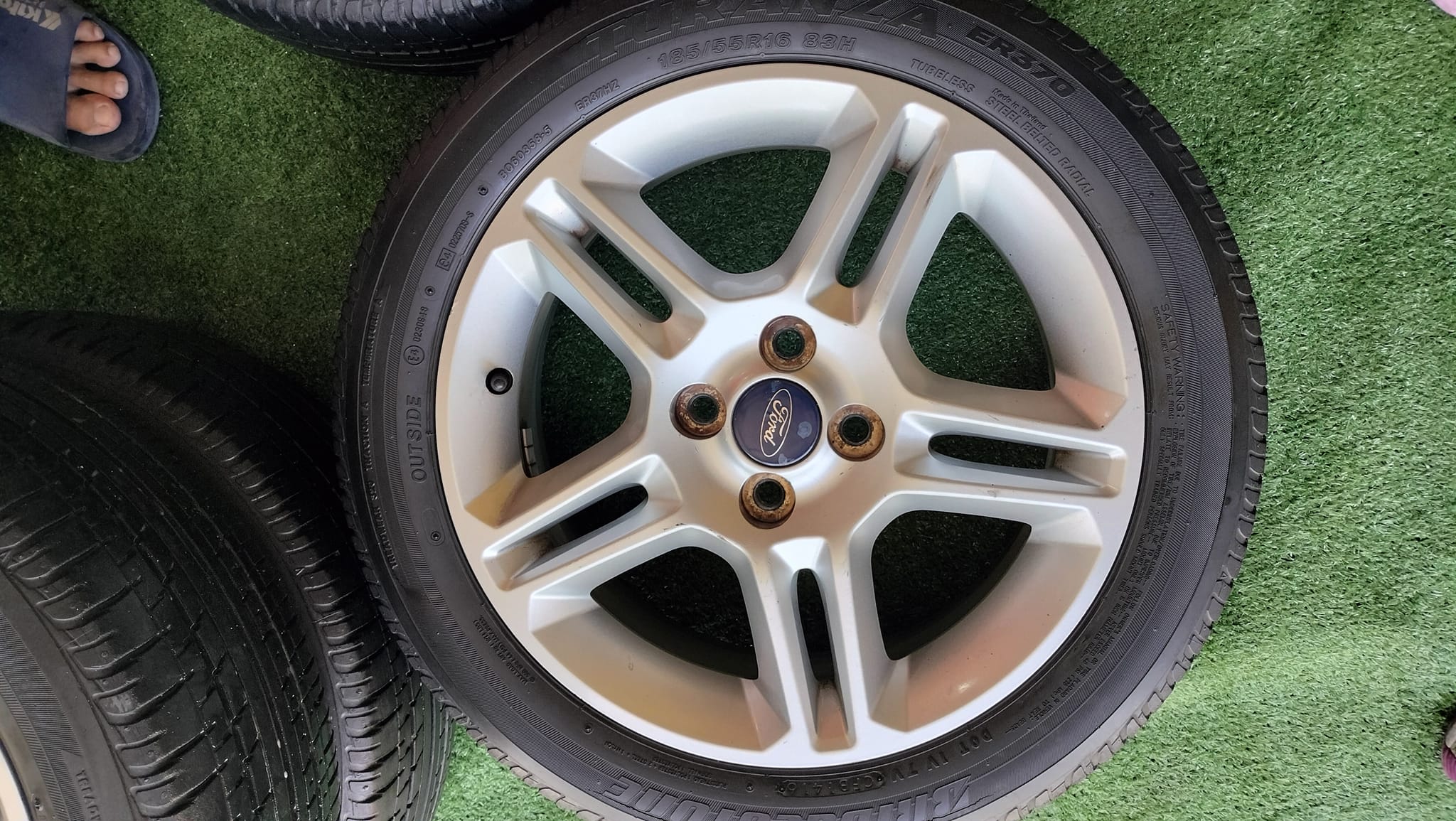 ล้อแม็กเดิมมือสอง FORD ER370ขอบ16" ขนาด4×100 พร้อมยางสภาพดียี่ห้อ BRIDGESTONE ER370 185/55R16