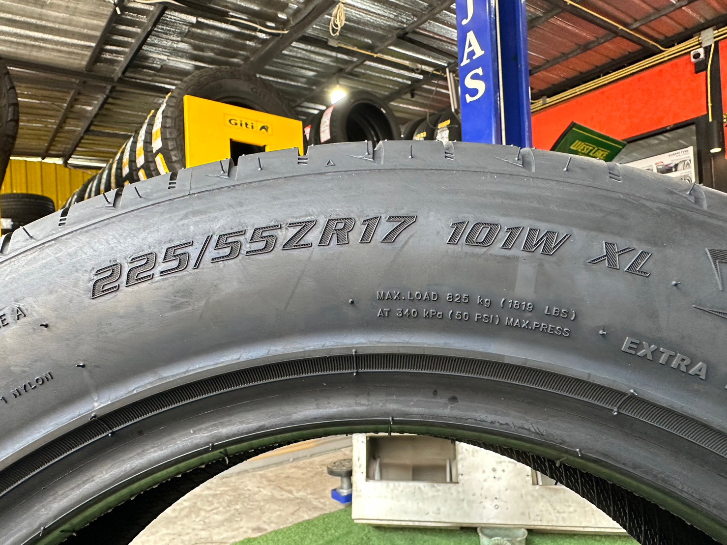 OTANI KC1000 225/55R17 ยางใหม่ปี2023 ราคาพิเศษพร้อมติดตั้งฟรี สามารถสอบถามเพิ่มเติมได้ค่ะ