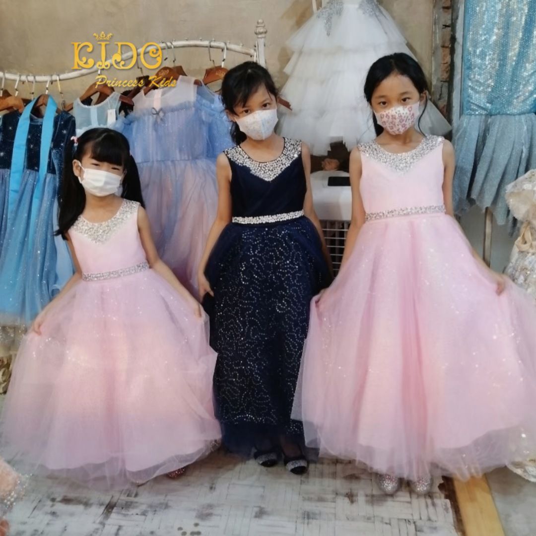 ssชุดราตรีเด็ก(หน้าร้านอยู่รัชดา ลองได้ถ่ายรูปจากชุดจริง)A214สีทอง สีขาว สีชมพู สีแดง สีน้ำเงิน สีฟ้าอกแต่งจีบไหว้เอวปัดเกล็ด กระโปรงยาวสุดหรูหราไฮโซมากๆเลย เดรสออกงานเด็ก