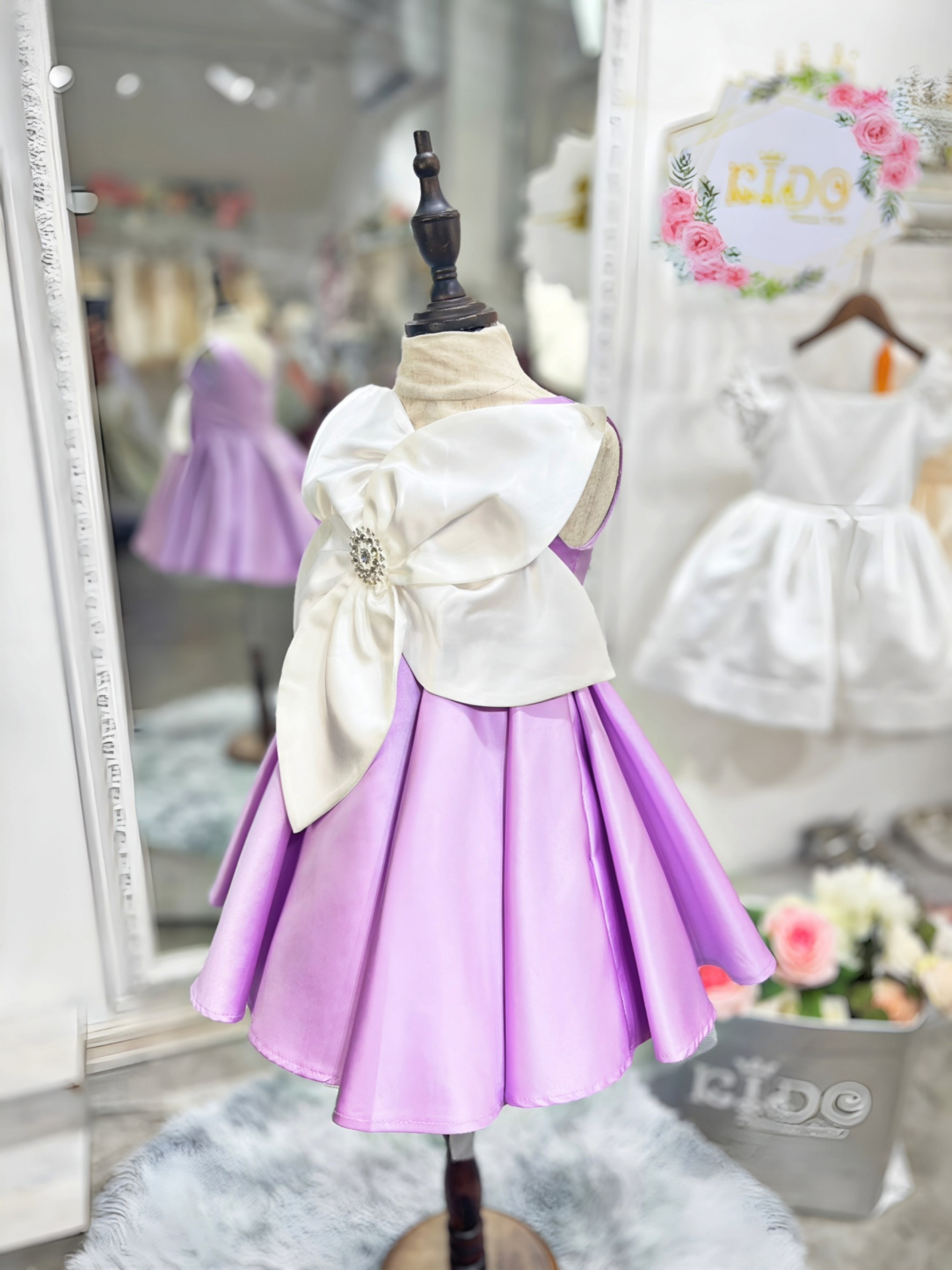 ชุดราตรีเด็ก(หน้าร้านอยู่รัชดา ลองได้ถ่ายรูปจากชุดจริง)W18673 สีม่วง ชุดดอกไม้ขาวใหญ่ทูโทนกระโปรงจีบม่วง สวยๆเก๋ๆ