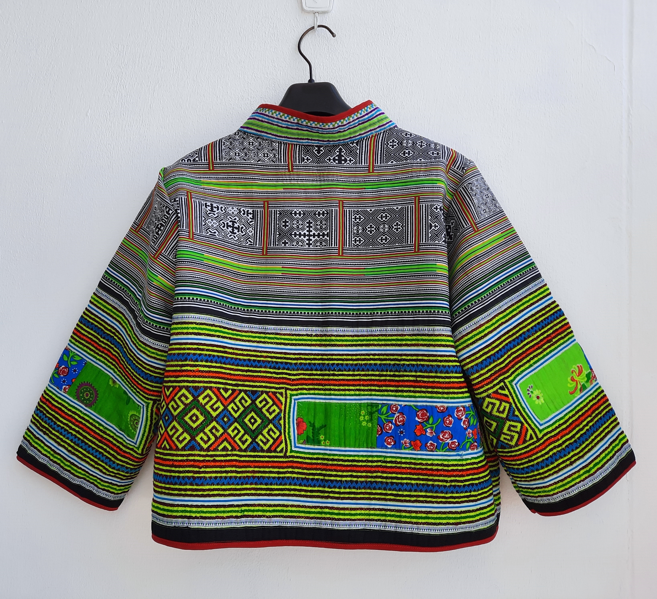 เสื้อแขนยาวป้ายหน้า ลายสวยแปลก