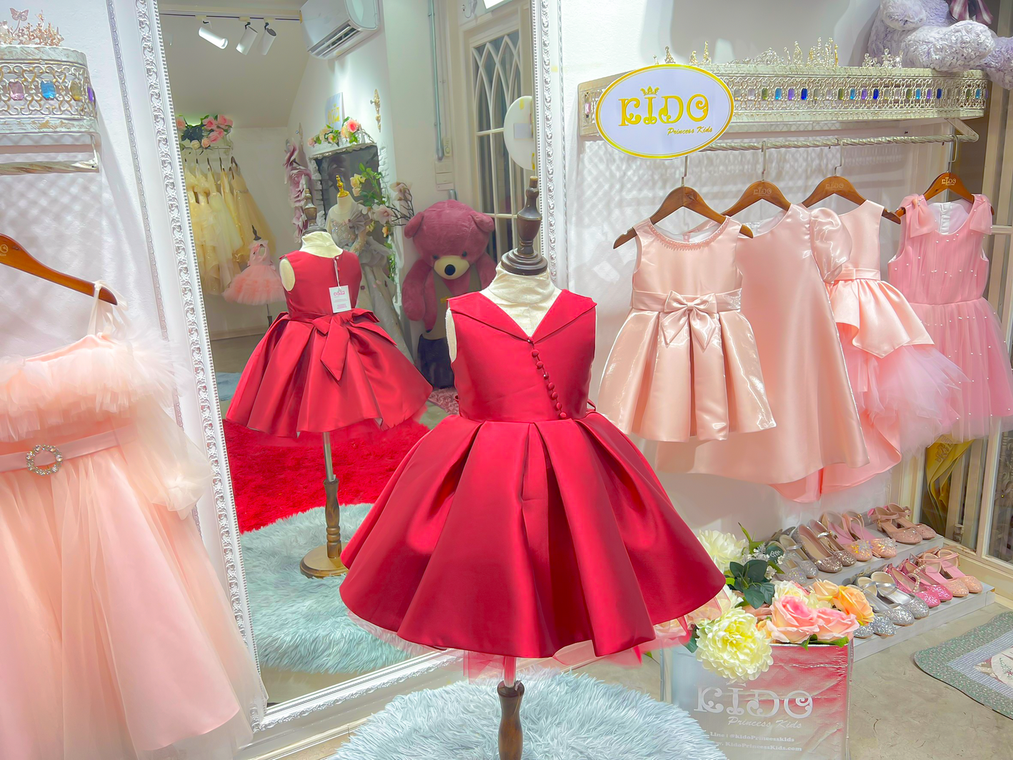 ชุดเจ้าหญิง(หน้าร้านอยู่รัชดา ลองได้ถ่ายรูปจากชุดจริง)B258 สีแดง กระโปรงหน้าสั้น แต่งด้วยกระดุมเฉียง หรูมากค่ะ