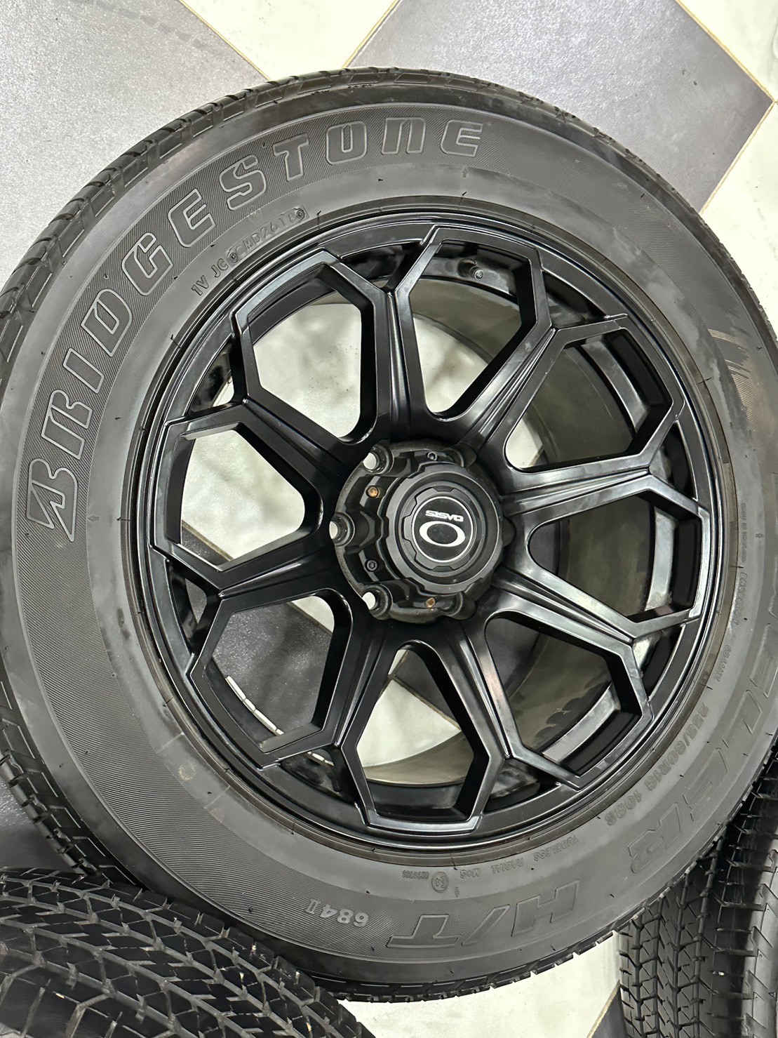 ล้อแม็กซ์OASIS-PLAY 18x9 6x139.7 ET+15 สีดำ พร้อมยาง Bridgestone 255/60R18
