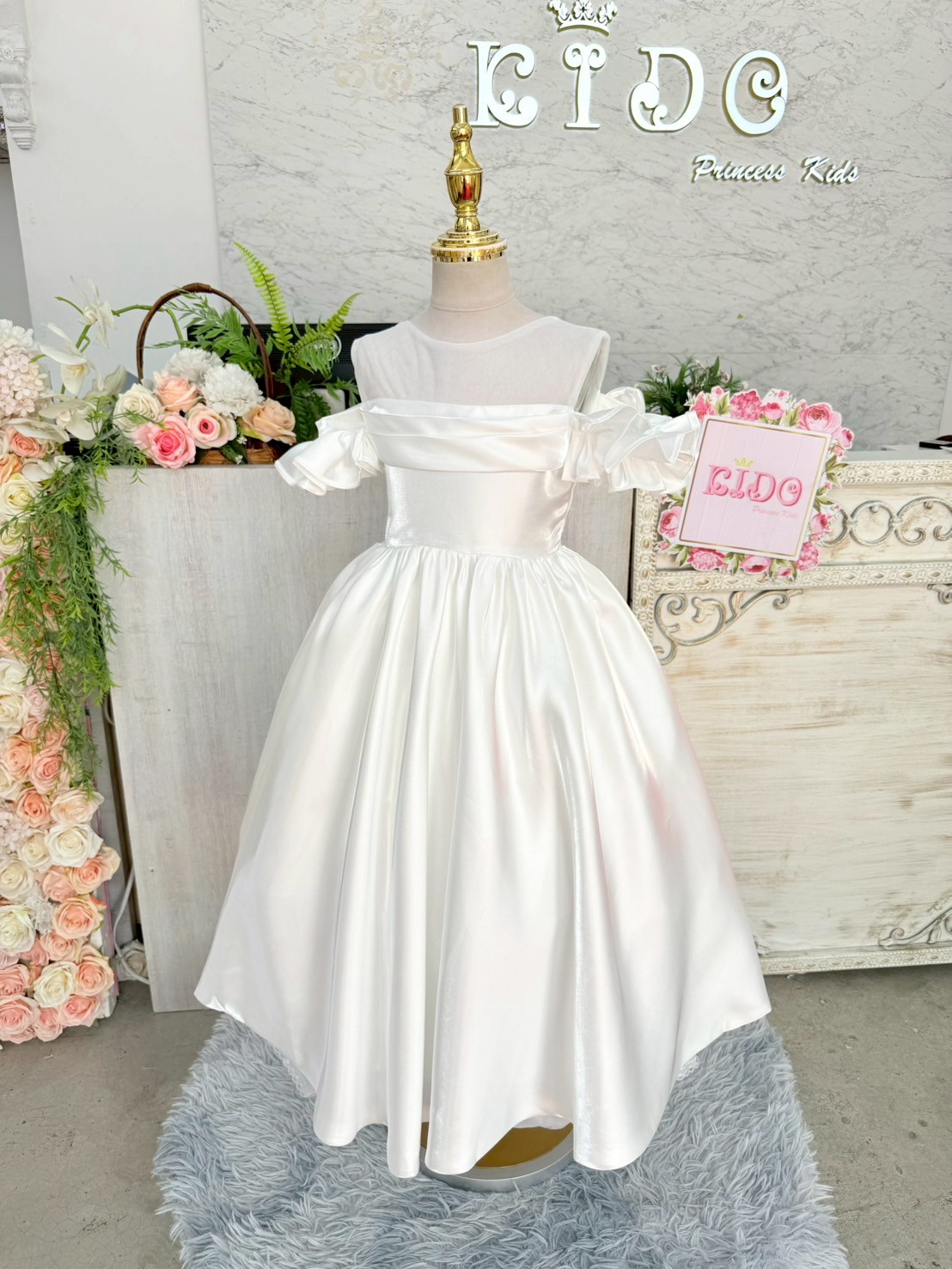 ชุดราตรีเด็ก ชุดเจ้าหญิง (*หน้าร้านอยู่รัชดา*)W19235 สีขาว กระโปรงยาว มีแขน สวยเรียบหรู