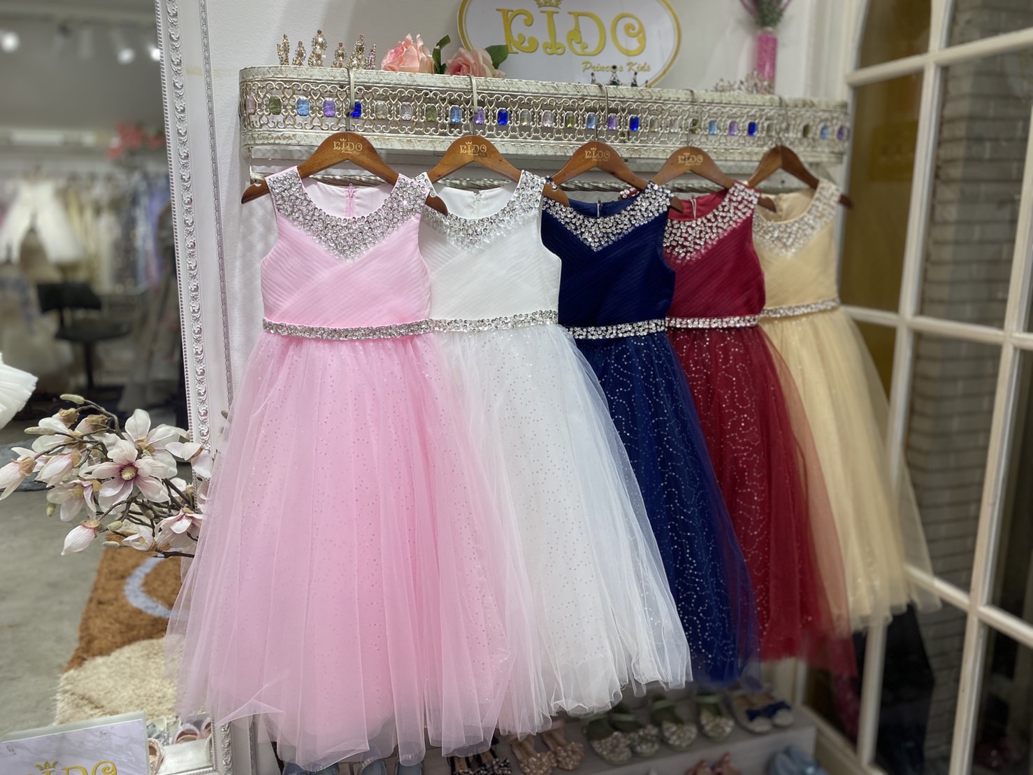 ssชุดราตรีเด็ก(หน้าร้านอยู่รัชดา ลองได้ถ่ายรูปจากชุดจริง)A214สีทอง สีขาว สีชมพู สีแดง สีน้ำเงิน สีฟ้าอกแต่งจีบไหว้เอวปัดเกล็ด กระโปรงยาวสุดหรูหราไฮโซมากๆเลย เดรสออกงานเด็ก