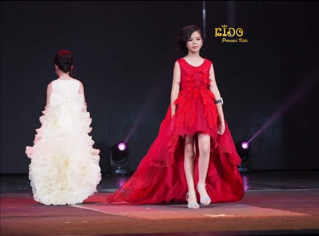 เช่าชุดเด็ก*มีหน้าร้านอยู่รัชดา ลองได้ เปลี่ยนได้ ถ่ายรูปเองจากสินค้าจริง*W17017 ชุดราตรีเด็กสีแดงสุดแรงด้านหลังเว้าลึกสุดใจ ชุดกระโปรงหน้าสั้นหลังยาว