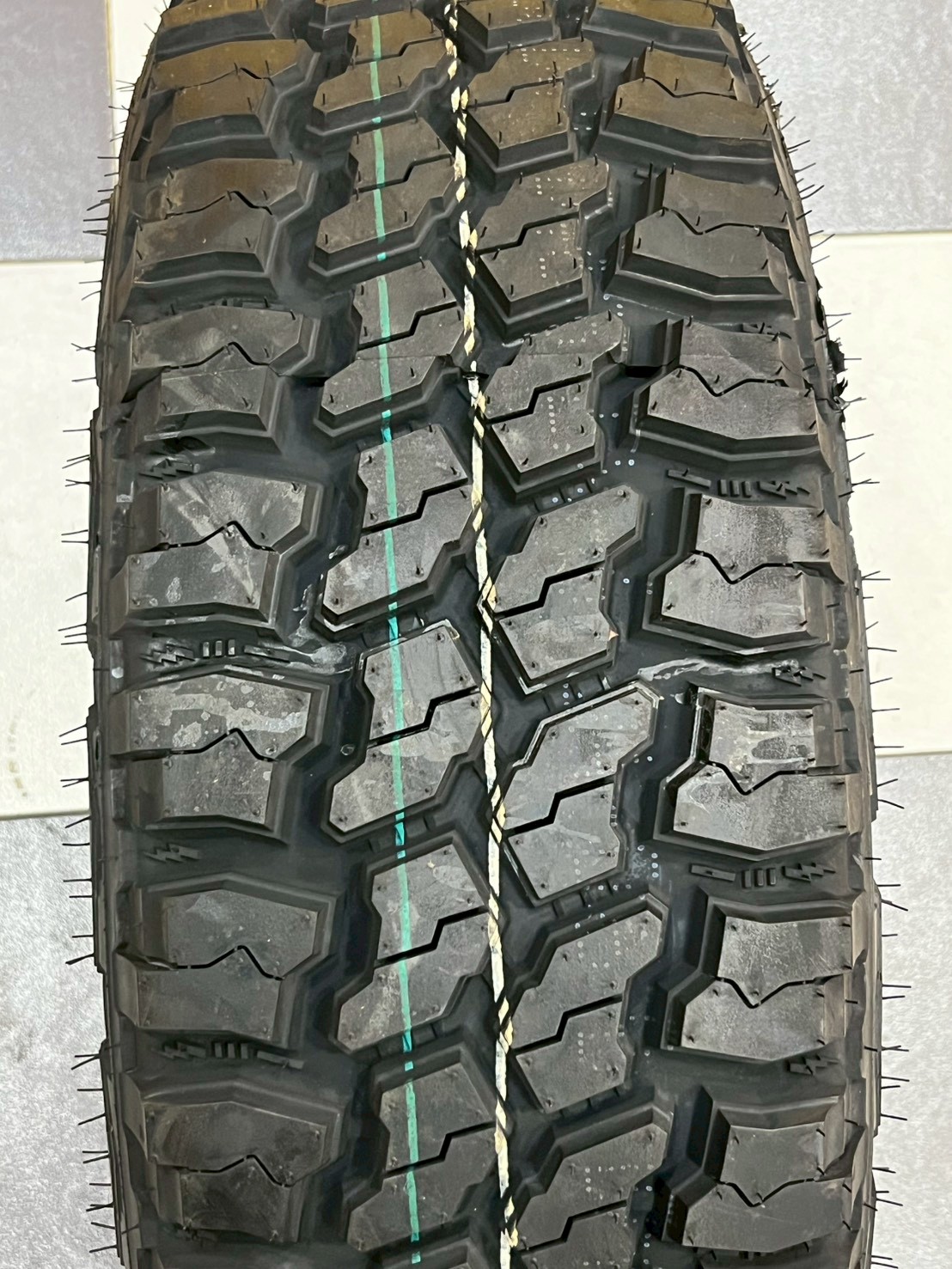 ยางใหม่ 265/75R16 Deestone Power Cruz รุ่น MUD TERRAIN - MT431 ยางปี25 (แก้มขาว)