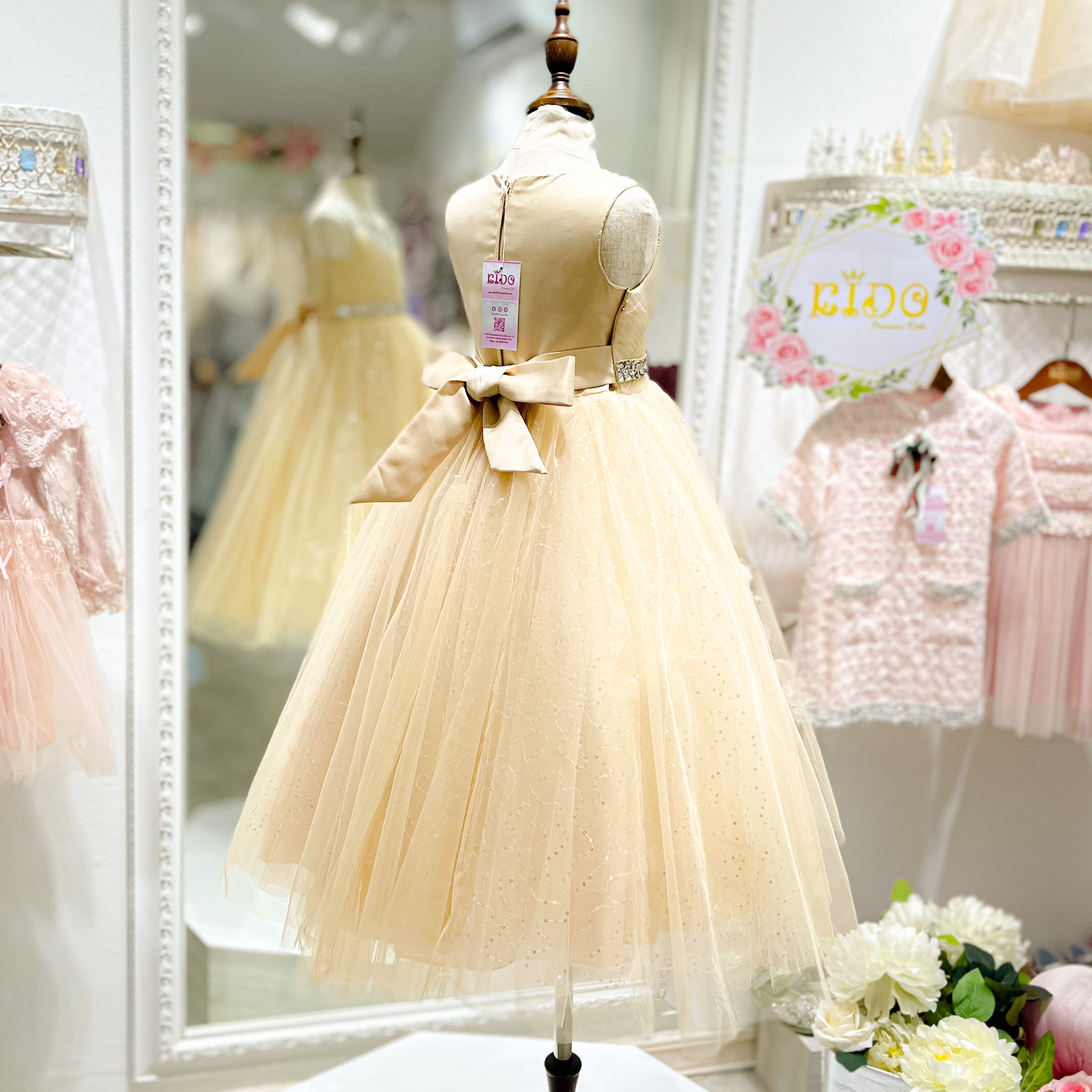 ssชุดราตรีเด็ก(หน้าร้านอยู่รัชดา ลองได้ถ่ายรูปจากชุดจริง)A214สีทอง สีขาว สีชมพู สีแดง สีน้ำเงิน สีฟ้าอกแต่งจีบไหว้เอวปัดเกล็ด กระโปรงยาวสุดหรูหราไฮโซมากๆเลย เดรสออกงานเด็ก