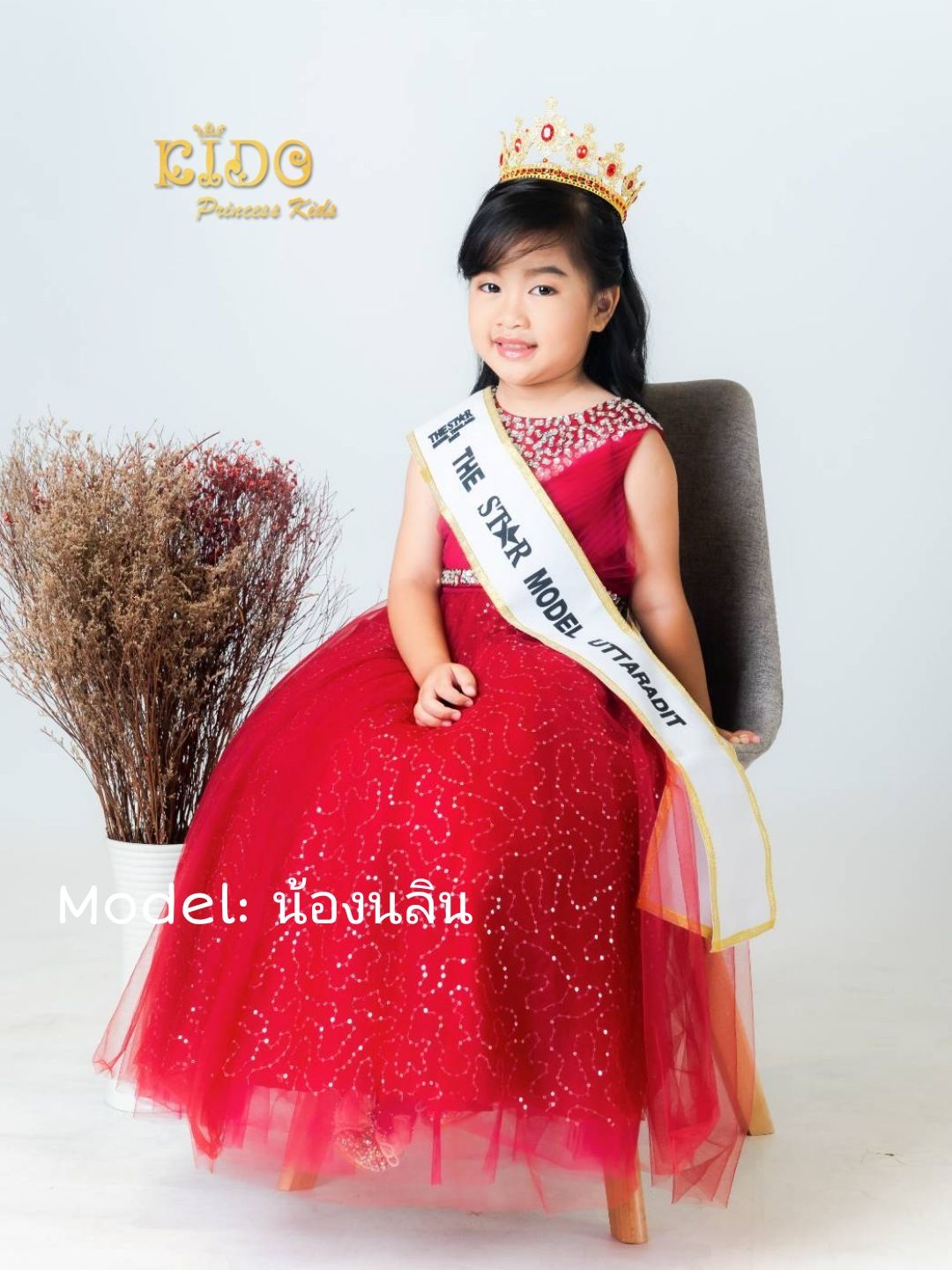 ssชุดราตรีเด็ก(หน้าร้านอยู่รัชดา ลองได้ถ่ายรูปจากชุดจริง)A214สีทอง สีขาว สีชมพู สีแดง สีน้ำเงิน สีฟ้าอกแต่งจีบไหว้เอวปัดเกล็ด กระโปรงยาวสุดหรูหราไฮโซมากๆเลย เดรสออกงานเด็ก