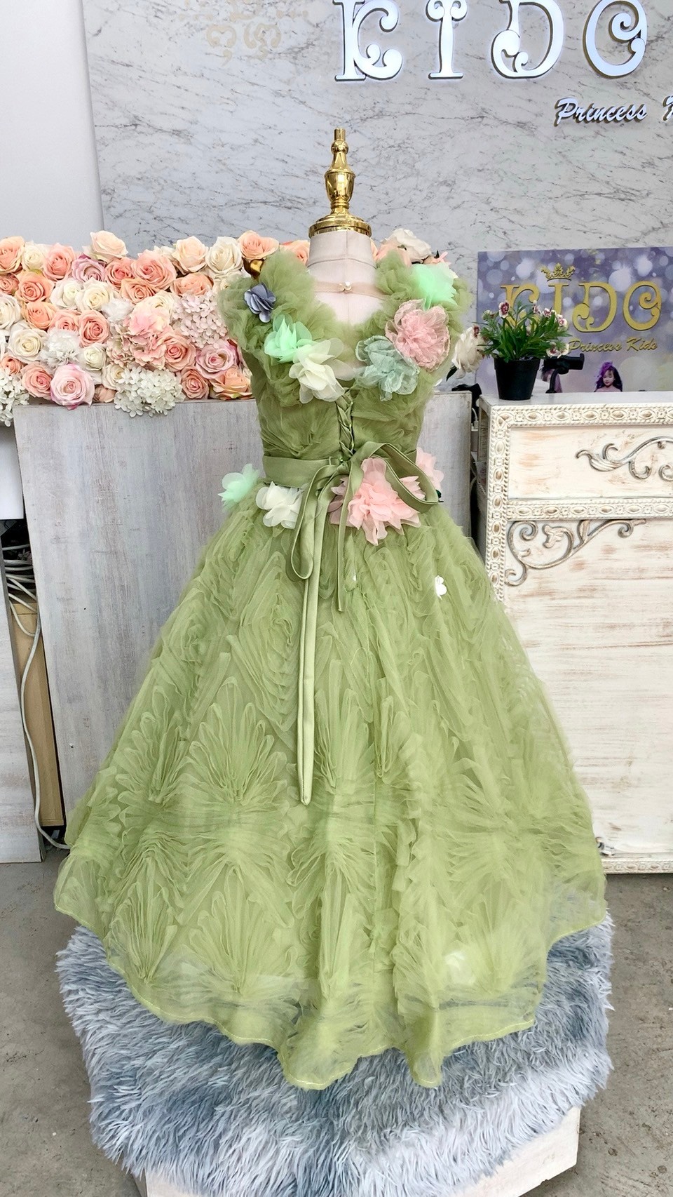 ชุดราตรีเด็ก(หน้าร้านอยู่รัชดา ลองได้ถ่ายรูปเองจากชุดจริง)W19019 สีเขียว เสื้อติดดอกไม้ กระโปรงยาว สวยน่ารักมากค่ะ