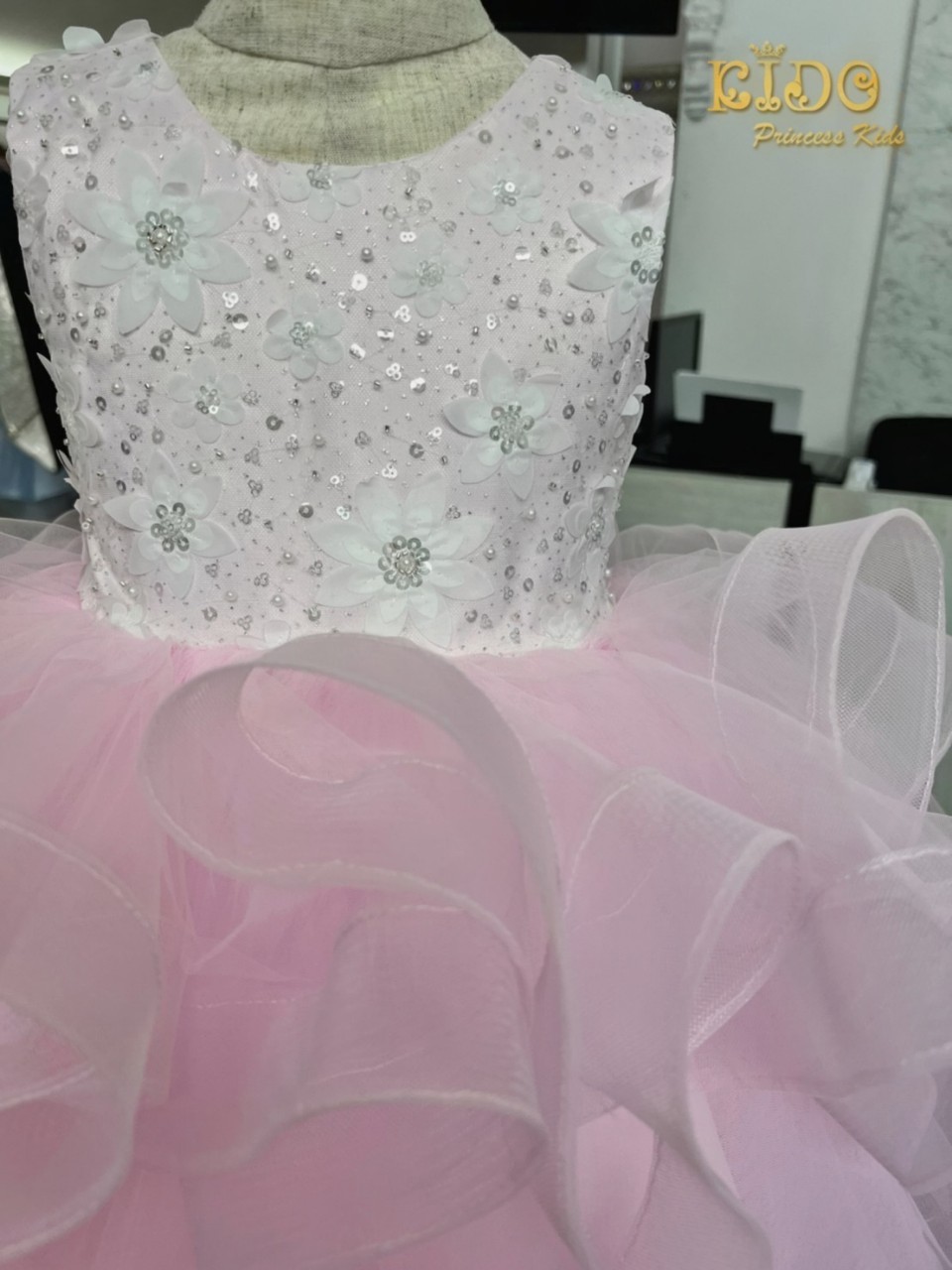 ชุดราตรีเด็ก(หน้าร้านอยู่รัชดา ลองได้ถ่ายรูปจากชุดจริง)A218สีชมพูเข้ม กระโปรงสั้นชั้นพอง อกปักดอกไม้สวยหวาน น่ารัก