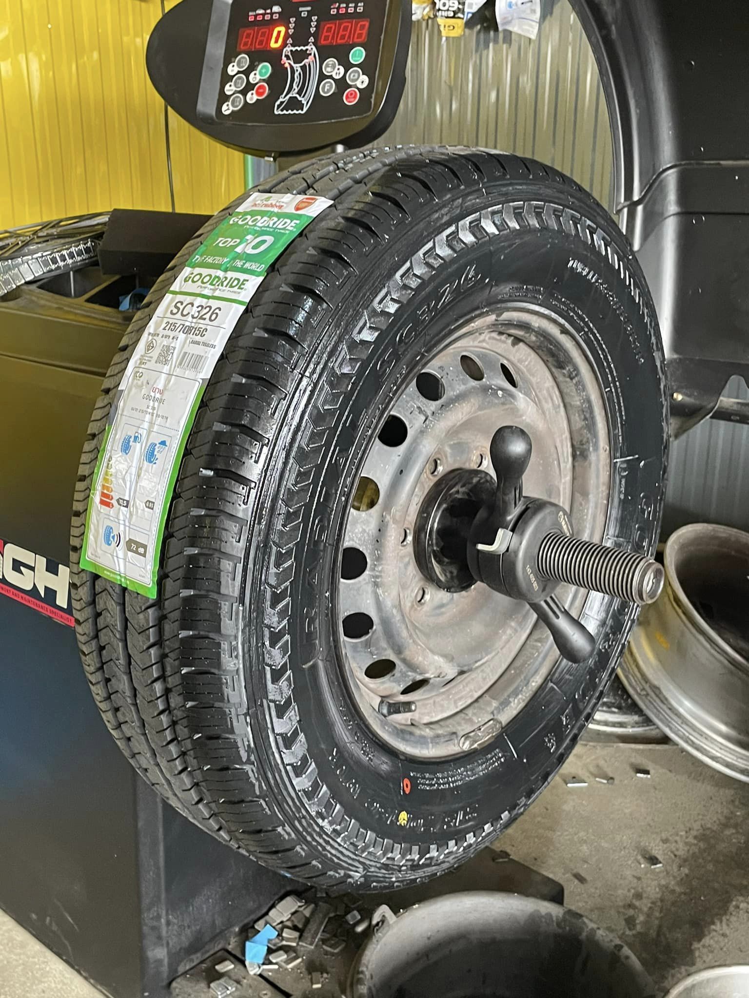 #TOYOTA_HIACE เปลี่ยนยาง #GOOD RIDE_SC326_215/70R15