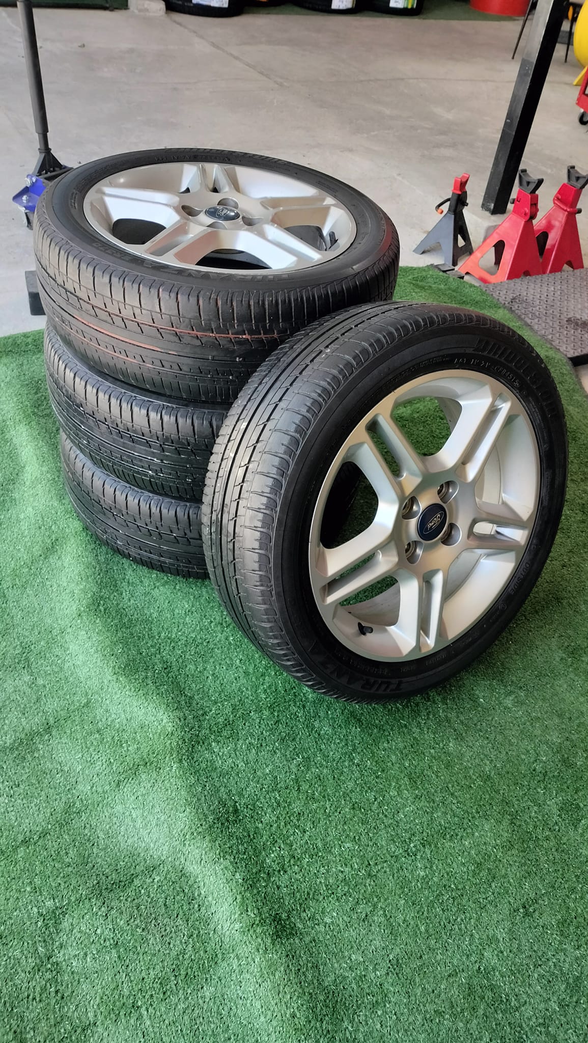 ล้อแม็กเดิมมือสอง FORD ER370ขอบ16" ขนาด4×100 พร้อมยางสภาพดียี่ห้อ BRIDGESTONE ER370 185/55R16