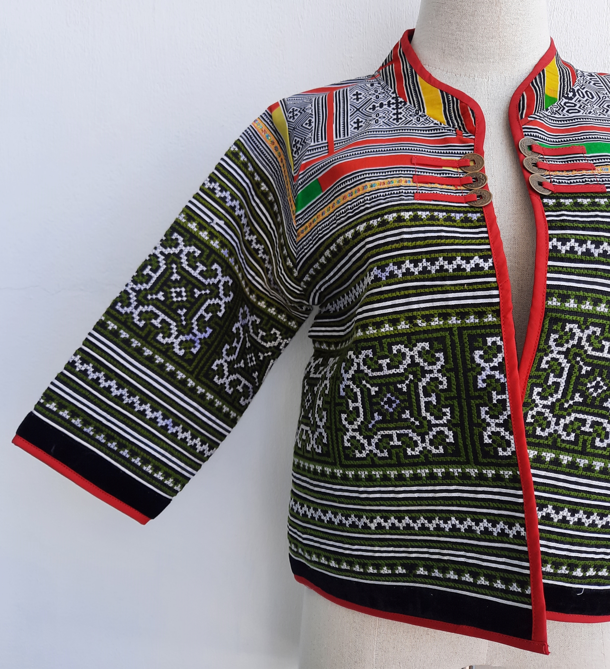 เสื้อคลุมผ้าชาวเขาโทนเขียวลายชัด